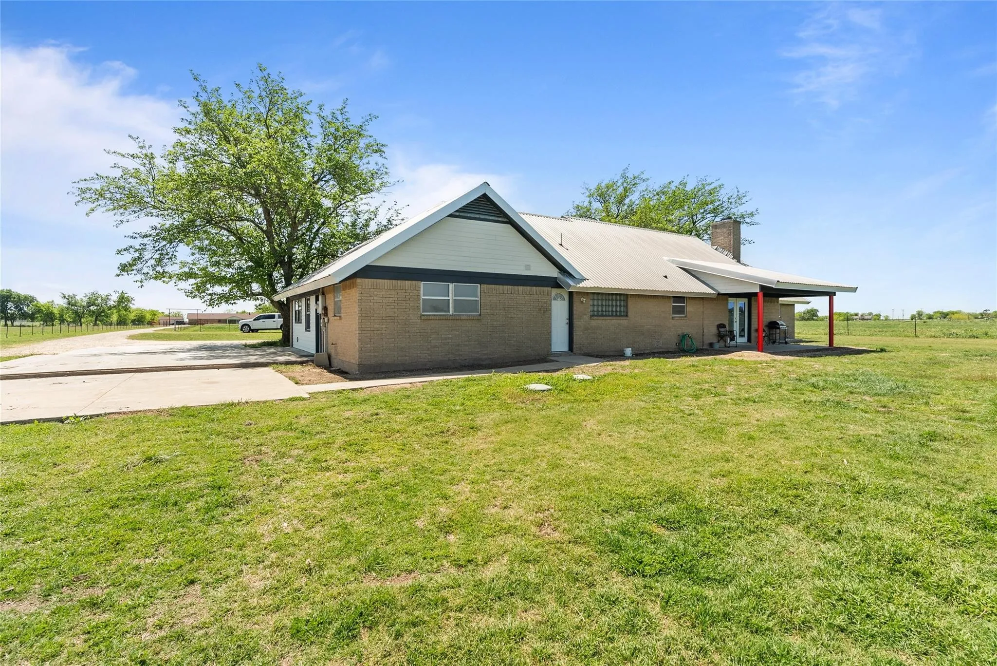 Single Family Residence For Rent in Johnson County , 9518 County Road 913, Godley, Texas 76044, 3 Bedroom, 2 Bathroom, Garage spaces, 2,498 Sqft, built in 1975, mls#21394231, Real Estate Agent in Godley, Homes For Rent in Johnson county, Homes For Rent in Godley, Realtor in Godley Texas, Real Estate Brokerage Independent Realty Texas, Luminita Cordes Realtor