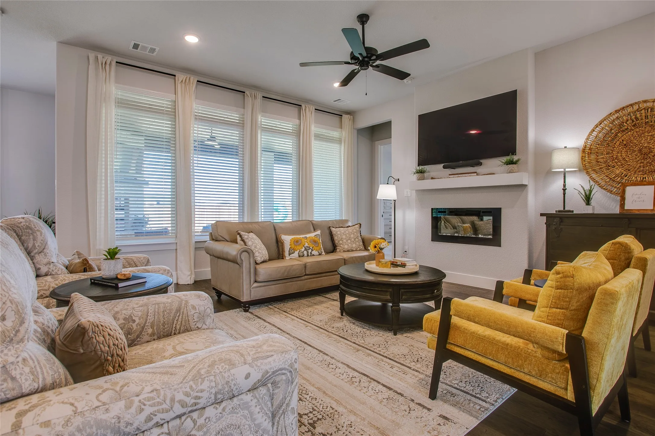 Single Family Residence For Sale in Ellis County , 1730 Blackfoot Parkway, Waxahachie, Texas 75165, 4 Bedroom, 3 Bathroom, 3 Garage spaces, 2,585 Sqft, built in 2024, mls#21390571, Real Estate Agent in Waxahachie, Homes For Sale in Ellis county, Homes For Sale in Waxahachie, Realtor in Waxahachie Texas, Real Estate Brokerage Independent Realty Texas, Luminita Cordes Realtor