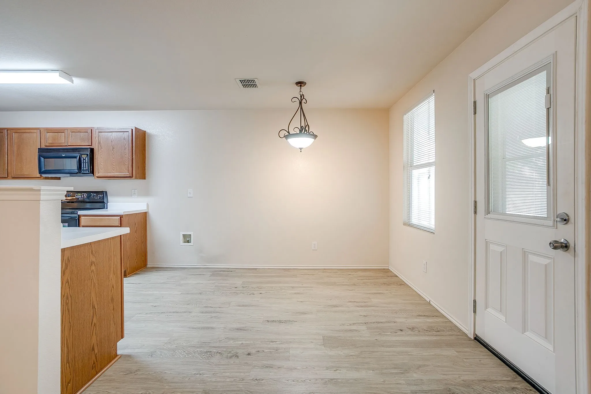 Single Family Residence For Sale in Johnson County , 1313 Lauren Drive, Burleson, Texas 76028, 3 Bedroom, 2 Bathroom, 2 Garage spaces, 1,771 Sqft, built in 2006, mls#21395673, Real Estate Agent in Burleson, Homes For Sale in Johnson county, Homes For Sale in Burleson, Realtor in Burleson Texas, Real Estate Brokerage Independent Realty Texas, Luminita Cordes Realtor