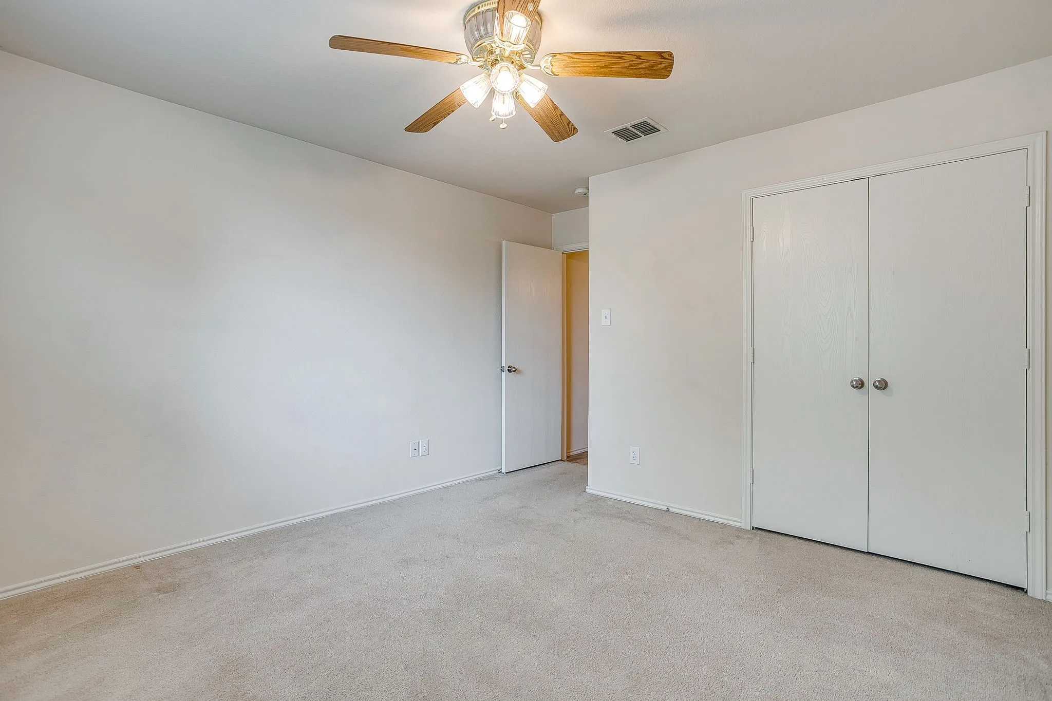 Single Family Residence For Sale in Johnson County , 1313 Lauren Drive, Burleson, Texas 76028, 3 Bedroom, 2 Bathroom, 2 Garage spaces, 1,771 Sqft, built in 2006, mls#21395673, Real Estate Agent in Burleson, Homes For Sale in Johnson county, Homes For Sale in Burleson, Realtor in Burleson Texas, Real Estate Brokerage Independent Realty Texas, Luminita Cordes Realtor