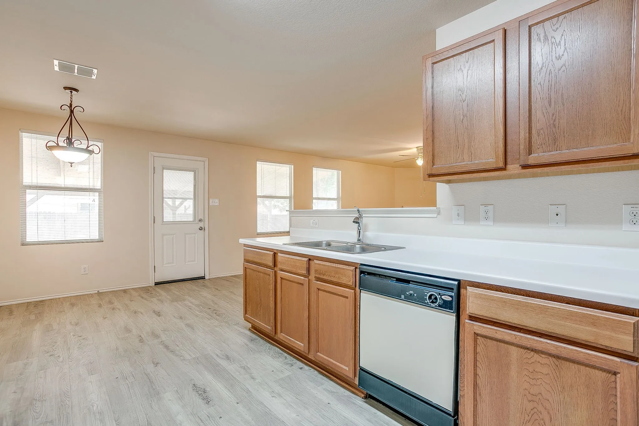Single Family Residence For Sale in Johnson County , 1313 Lauren Drive, Burleson, Texas 76028, 3 Bedroom, 2 Bathroom, 2 Garage spaces, 1,771 Sqft, built in 2006, mls#21395673, Real Estate Agent in Burleson, Homes For Sale in Johnson county, Homes For Sale in Burleson, Realtor in Burleson Texas, Real Estate Brokerage Independent Realty Texas, Luminita Cordes Realtor
