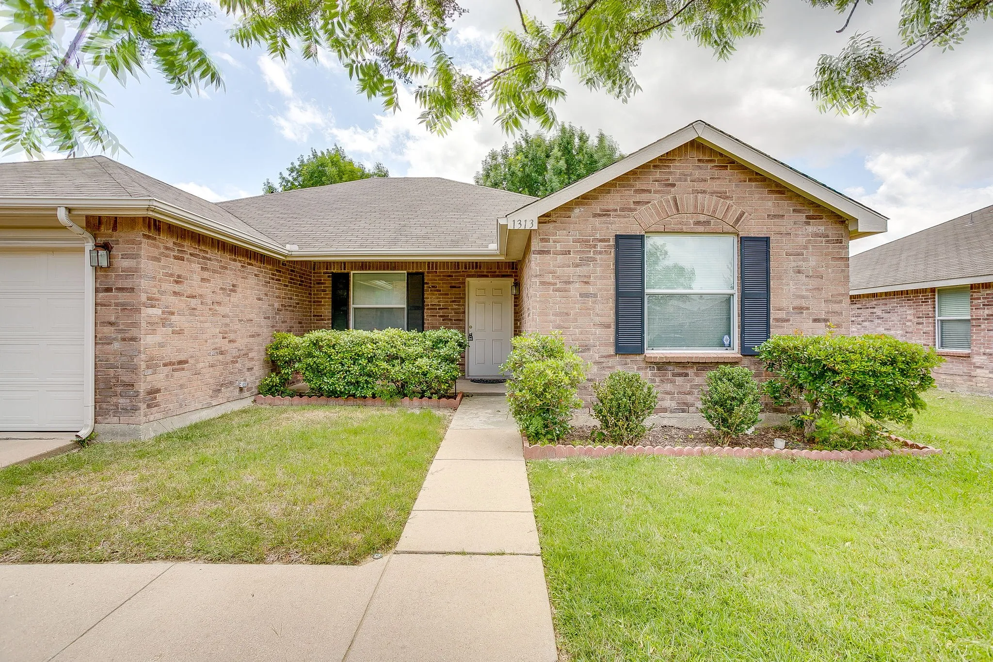 Single Family Residence For Sale in Johnson County , 1313 Lauren Drive, Burleson, Texas 76028, 3 Bedroom, 2 Bathroom, 2 Garage spaces, 1,771 Sqft, built in 2006, mls#21395673, Real Estate Agent in Burleson, Homes For Sale in Johnson county, Homes For Sale in Burleson, Realtor in Burleson Texas, Real Estate Brokerage Independent Realty Texas, Luminita Cordes Realtor