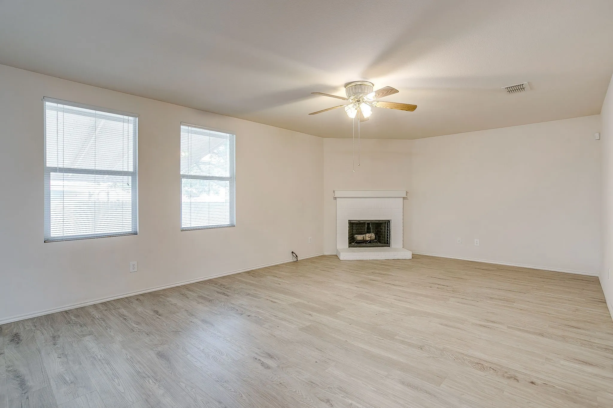 Single Family Residence For Sale in Johnson County , 1313 Lauren Drive, Burleson, Texas 76028, 3 Bedroom, 2 Bathroom, 2 Garage spaces, 1,771 Sqft, built in 2006, mls#21395673, Real Estate Agent in Burleson, Homes For Sale in Johnson county, Homes For Sale in Burleson, Realtor in Burleson Texas, Real Estate Brokerage Independent Realty Texas, Luminita Cordes Realtor