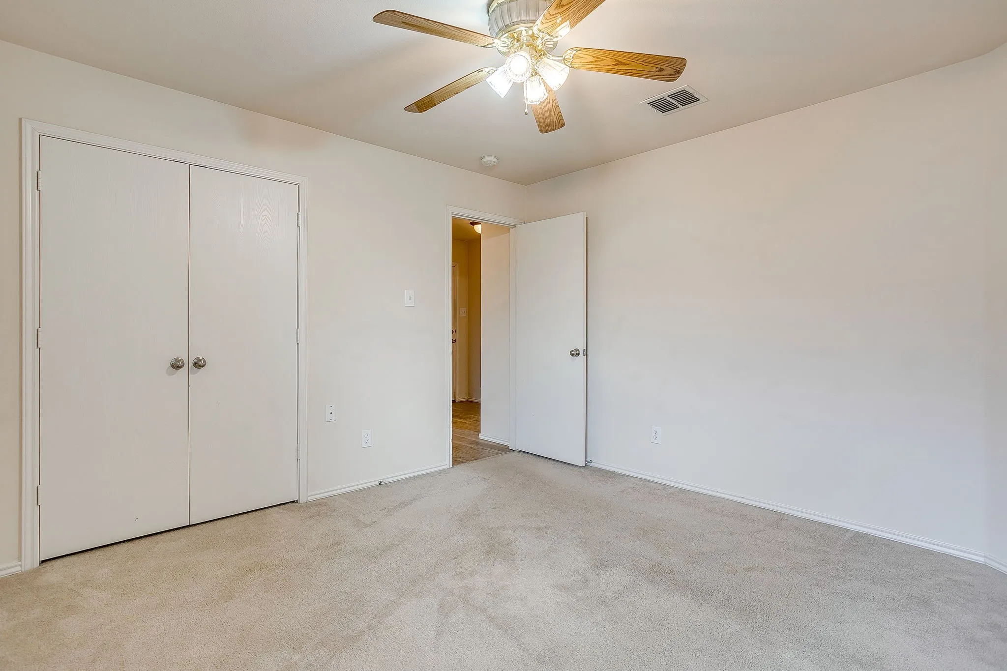 Single Family Residence For Sale in Johnson County , 1313 Lauren Drive, Burleson, Texas 76028, 3 Bedroom, 2 Bathroom, 2 Garage spaces, 1,771 Sqft, built in 2006, mls#21395673, Real Estate Agent in Burleson, Homes For Sale in Johnson county, Homes For Sale in Burleson, Realtor in Burleson Texas, Real Estate Brokerage Independent Realty Texas, Luminita Cordes Realtor
