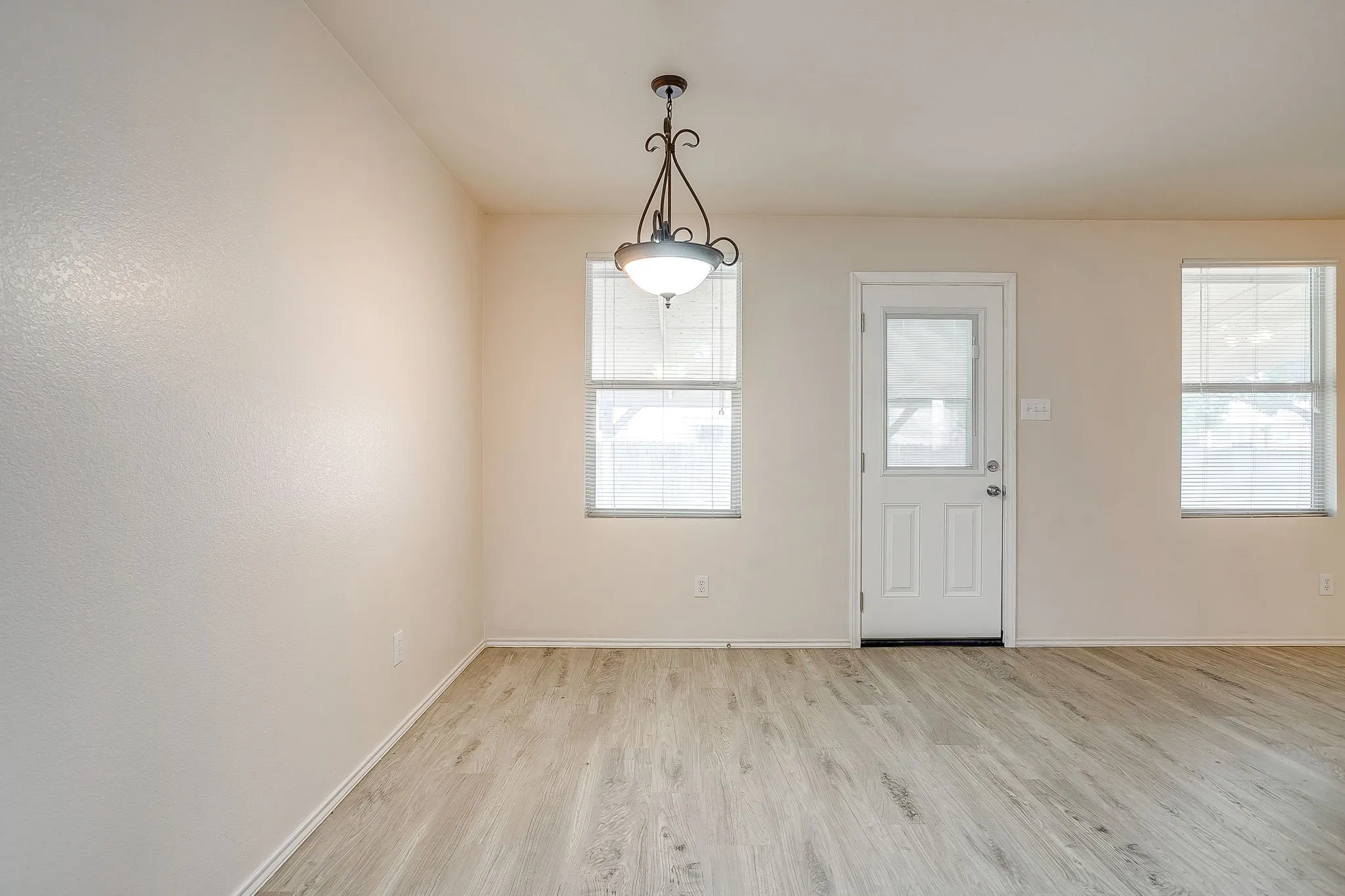 Single Family Residence For Sale in Johnson County , 1313 Lauren Drive, Burleson, Texas 76028, 3 Bedroom, 2 Bathroom, 2 Garage spaces, 1,771 Sqft, built in 2006, mls#21395673, Real Estate Agent in Burleson, Homes For Sale in Johnson county, Homes For Sale in Burleson, Realtor in Burleson Texas, Real Estate Brokerage Independent Realty Texas, Luminita Cordes Realtor