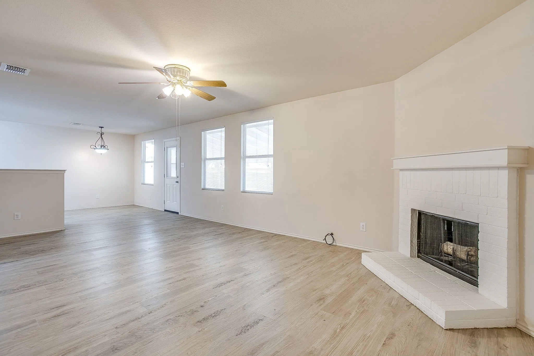 Single Family Residence For Sale in Johnson County , 1313 Lauren Drive, Burleson, Texas 76028, 3 Bedroom, 2 Bathroom, 2 Garage spaces, 1,771 Sqft, built in 2006, mls#21395673, Real Estate Agent in Burleson, Homes For Sale in Johnson county, Homes For Sale in Burleson, Realtor in Burleson Texas, Real Estate Brokerage Independent Realty Texas, Luminita Cordes Realtor