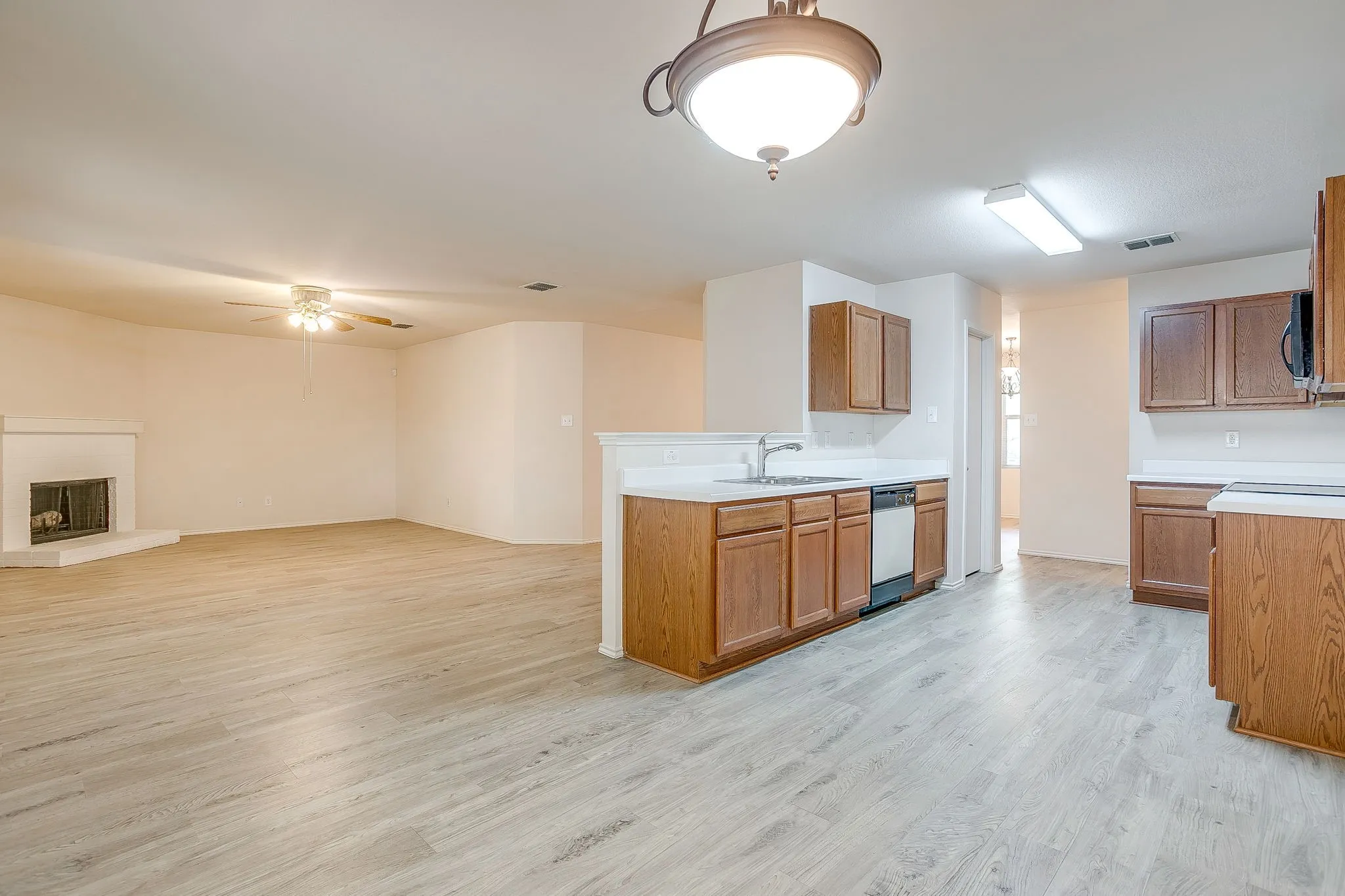 Single Family Residence For Sale in Johnson County , 1313 Lauren Drive, Burleson, Texas 76028, 3 Bedroom, 2 Bathroom, 2 Garage spaces, 1,771 Sqft, built in 2006, mls#21395673, Real Estate Agent in Burleson, Homes For Sale in Johnson county, Homes For Sale in Burleson, Realtor in Burleson Texas, Real Estate Brokerage Independent Realty Texas, Luminita Cordes Realtor