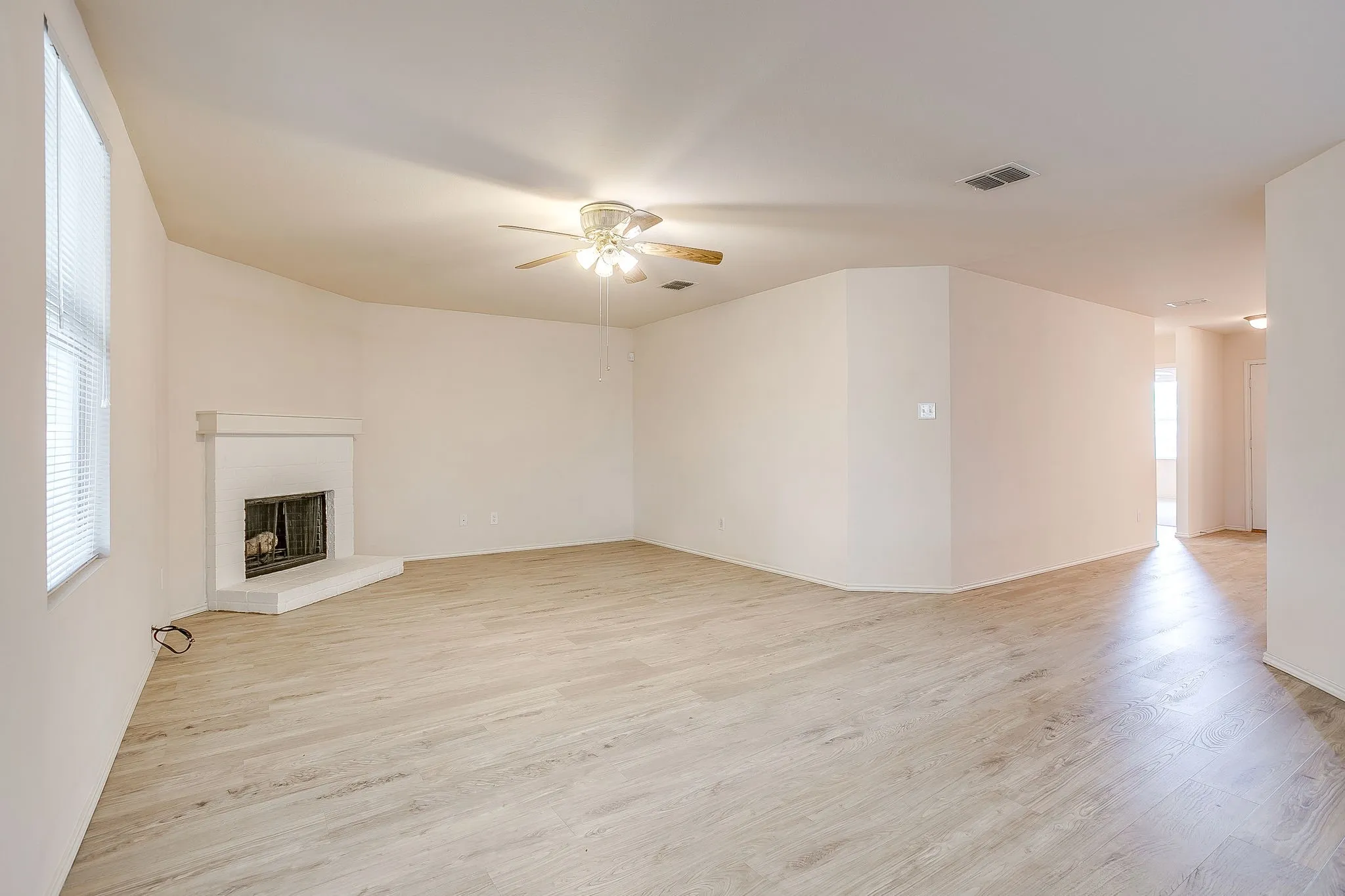 Single Family Residence For Sale in Johnson County , 1313 Lauren Drive, Burleson, Texas 76028, 3 Bedroom, 2 Bathroom, 2 Garage spaces, 1,771 Sqft, built in 2006, mls#21395673, Real Estate Agent in Burleson, Homes For Sale in Johnson county, Homes For Sale in Burleson, Realtor in Burleson Texas, Real Estate Brokerage Independent Realty Texas, Luminita Cordes Realtor