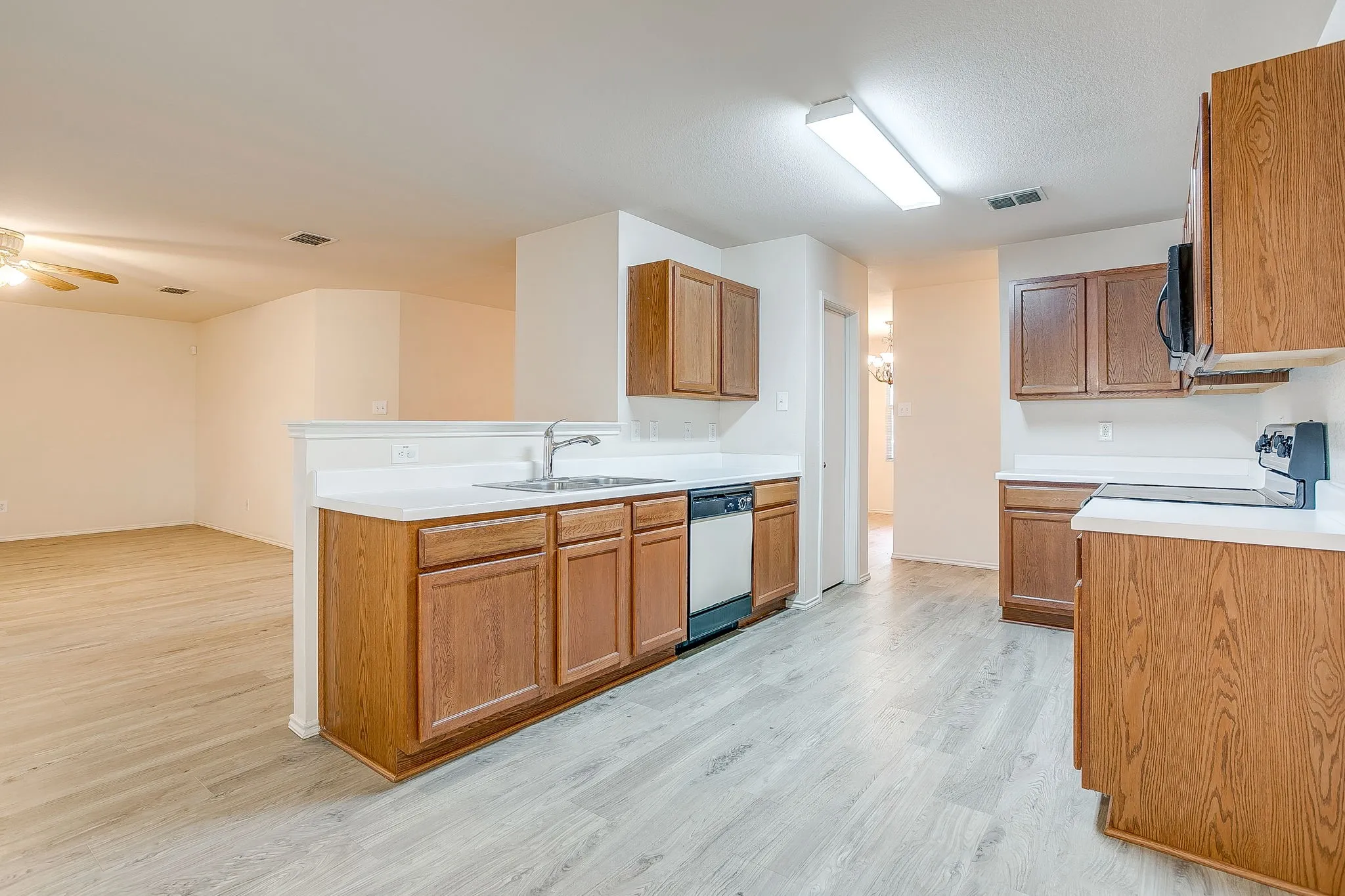 Single Family Residence For Sale in Johnson County , 1313 Lauren Drive, Burleson, Texas 76028, 3 Bedroom, 2 Bathroom, 2 Garage spaces, 1,771 Sqft, built in 2006, mls#21395673, Real Estate Agent in Burleson, Homes For Sale in Johnson county, Homes For Sale in Burleson, Realtor in Burleson Texas, Real Estate Brokerage Independent Realty Texas, Luminita Cordes Realtor