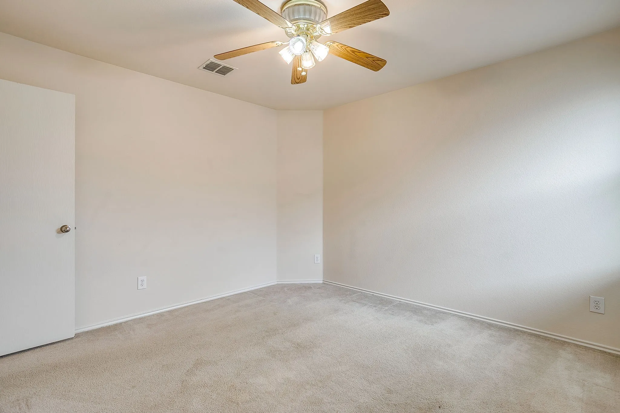 Single Family Residence For Sale in Johnson County , 1313 Lauren Drive, Burleson, Texas 76028, 3 Bedroom, 2 Bathroom, 2 Garage spaces, 1,771 Sqft, built in 2006, mls#21395673, Real Estate Agent in Burleson, Homes For Sale in Johnson county, Homes For Sale in Burleson, Realtor in Burleson Texas, Real Estate Brokerage Independent Realty Texas, Luminita Cordes Realtor