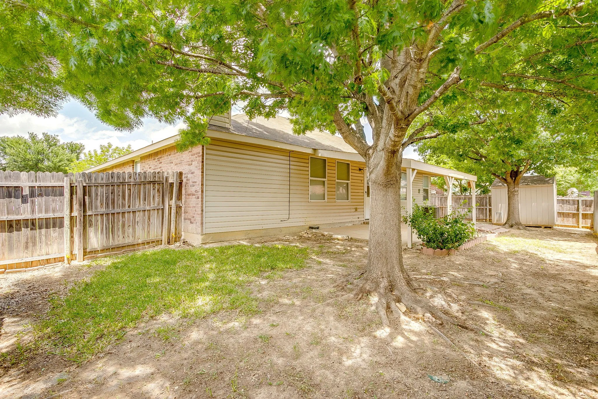 Single Family Residence For Sale in Johnson County , 1313 Lauren Drive, Burleson, Texas 76028, 3 Bedroom, 2 Bathroom, 2 Garage spaces, 1,771 Sqft, built in 2006, mls#21395673, Real Estate Agent in Burleson, Homes For Sale in Johnson county, Homes For Sale in Burleson, Realtor in Burleson Texas, Real Estate Brokerage Independent Realty Texas, Luminita Cordes Realtor