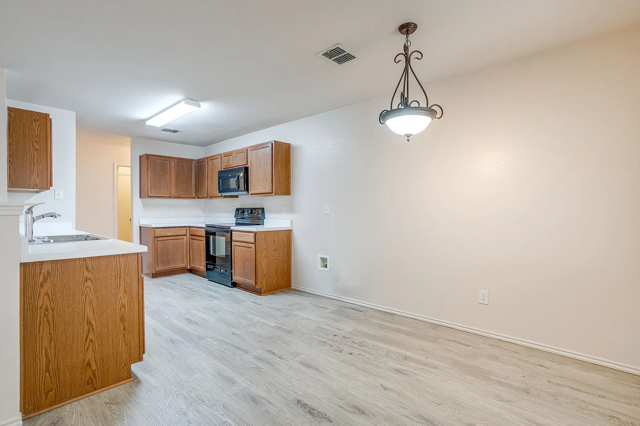 Single Family Residence For Sale in Johnson County , 1313 Lauren Drive, Burleson, Texas 76028, 3 Bedroom, 2 Bathroom, 2 Garage spaces, 1,771 Sqft, built in 2006, mls#21395673, Real Estate Agent in Burleson, Homes For Sale in Johnson county, Homes For Sale in Burleson, Realtor in Burleson Texas, Real Estate Brokerage Independent Realty Texas, Luminita Cordes Realtor