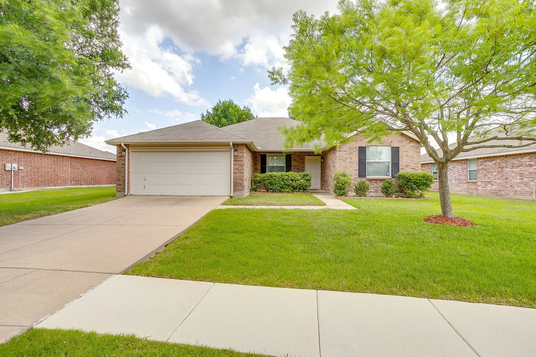 Single Family Residence For Sale in Johnson County , 1313 Lauren Drive, Burleson, Texas 76028, 3 Bedroom, 2 Bathroom, 2 Garage spaces, 1,771 Sqft, built in 2006, mls#21395673, Real Estate Agent in Burleson, Homes For Sale in Johnson county, Homes For Sale in Burleson, Realtor in Burleson Texas, Real Estate Brokerage Independent Realty Texas, Luminita Cordes Realtor