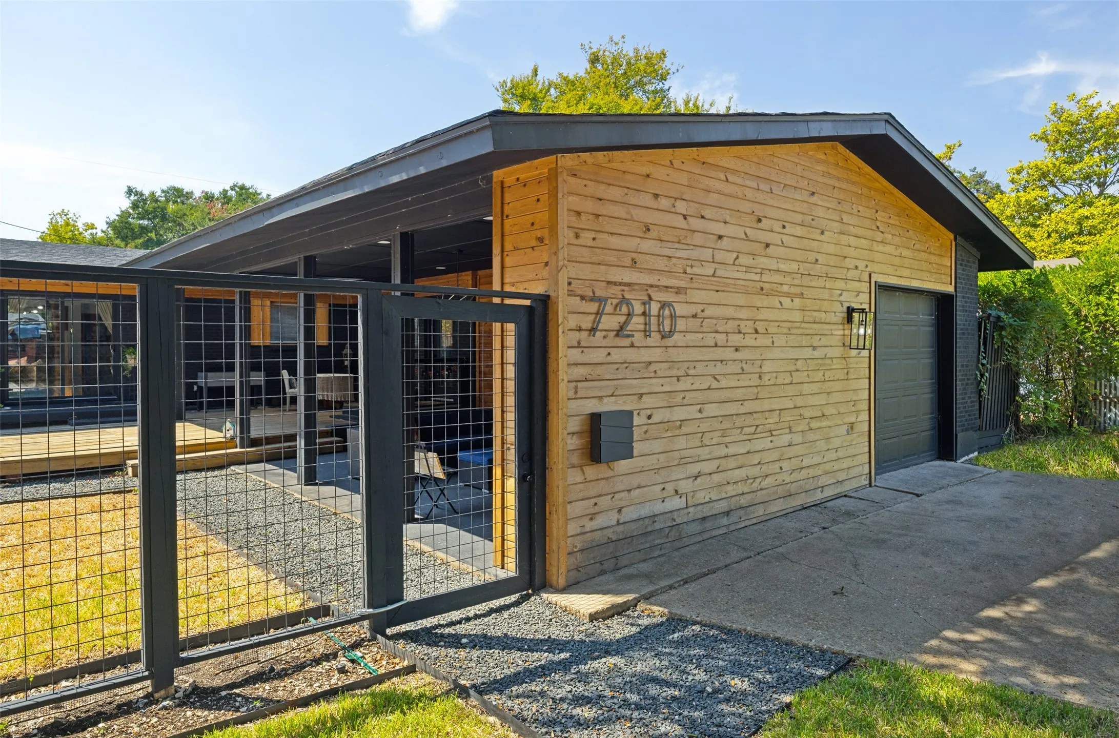 Single Family Residence For Sale in Dallas County , 7210 Lehigh Drive, Dallas, Texas 75214, 3 Bedroom, 4 Bathroom, 1 Garage spaces, 1,455 Sqft, built in 1956, mls#21395700, Real Estate Agent in Dallas, Homes For Sale in Dallas county, Homes For Sale in Dallas, Realtor in Dallas Texas, Real Estate Brokerage Independent Realty Texas, Luminita Cordes Realtor
