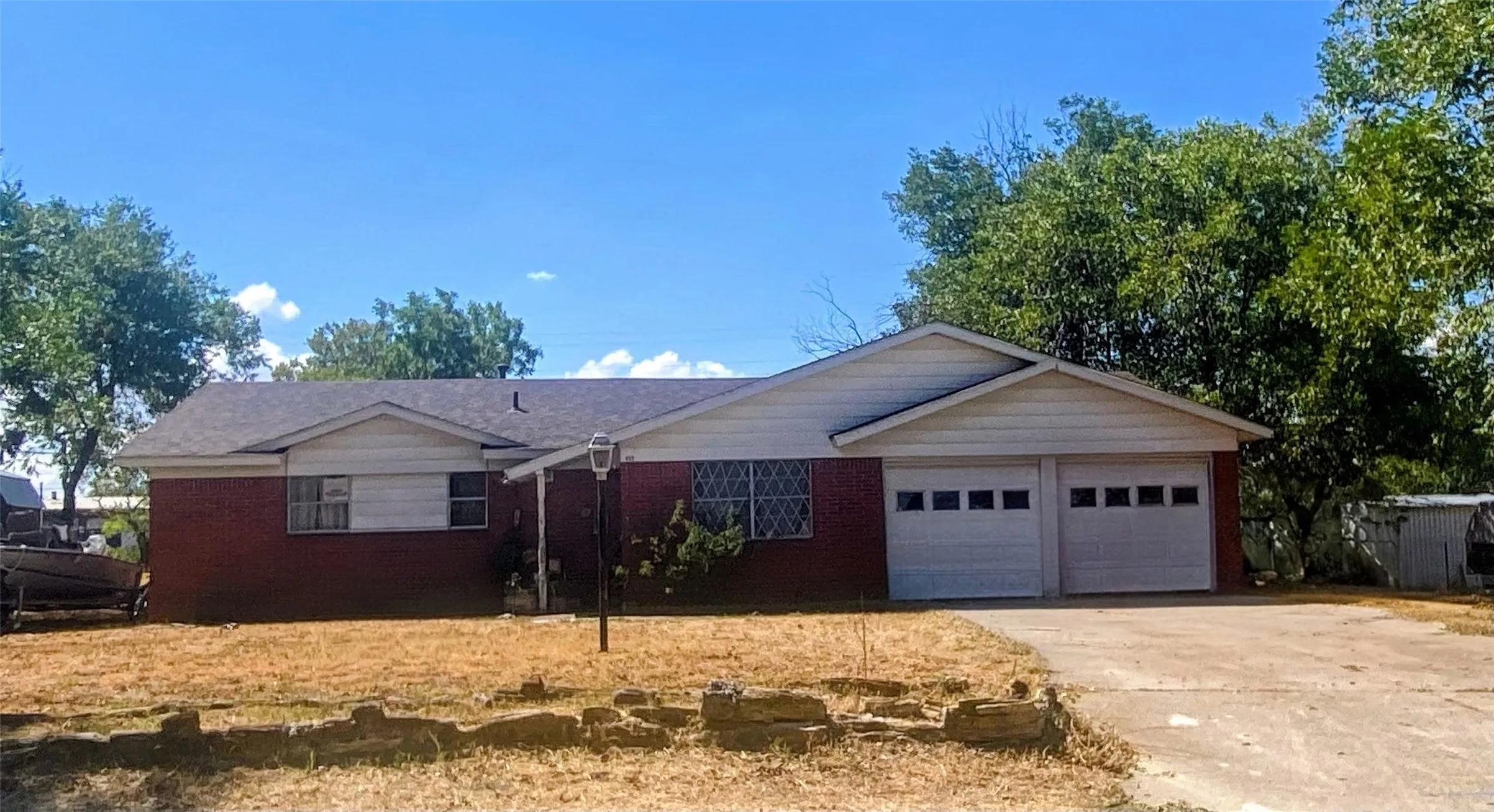 Single Family Residence For Sale in Erath County , 445 Hoffman Drive, Dublin, Texas 76446, 3 Bedroom, 2 Bathroom, 2 Garage spaces, 1,265 Sqft, built in 1965, mls#21394547, Real Estate Agent in Dublin, Homes For Sale in Erath county, Homes For Sale in Dublin, Realtor in Dublin Texas, Real Estate Brokerage Independent Realty Texas, Luminita Cordes Realtor