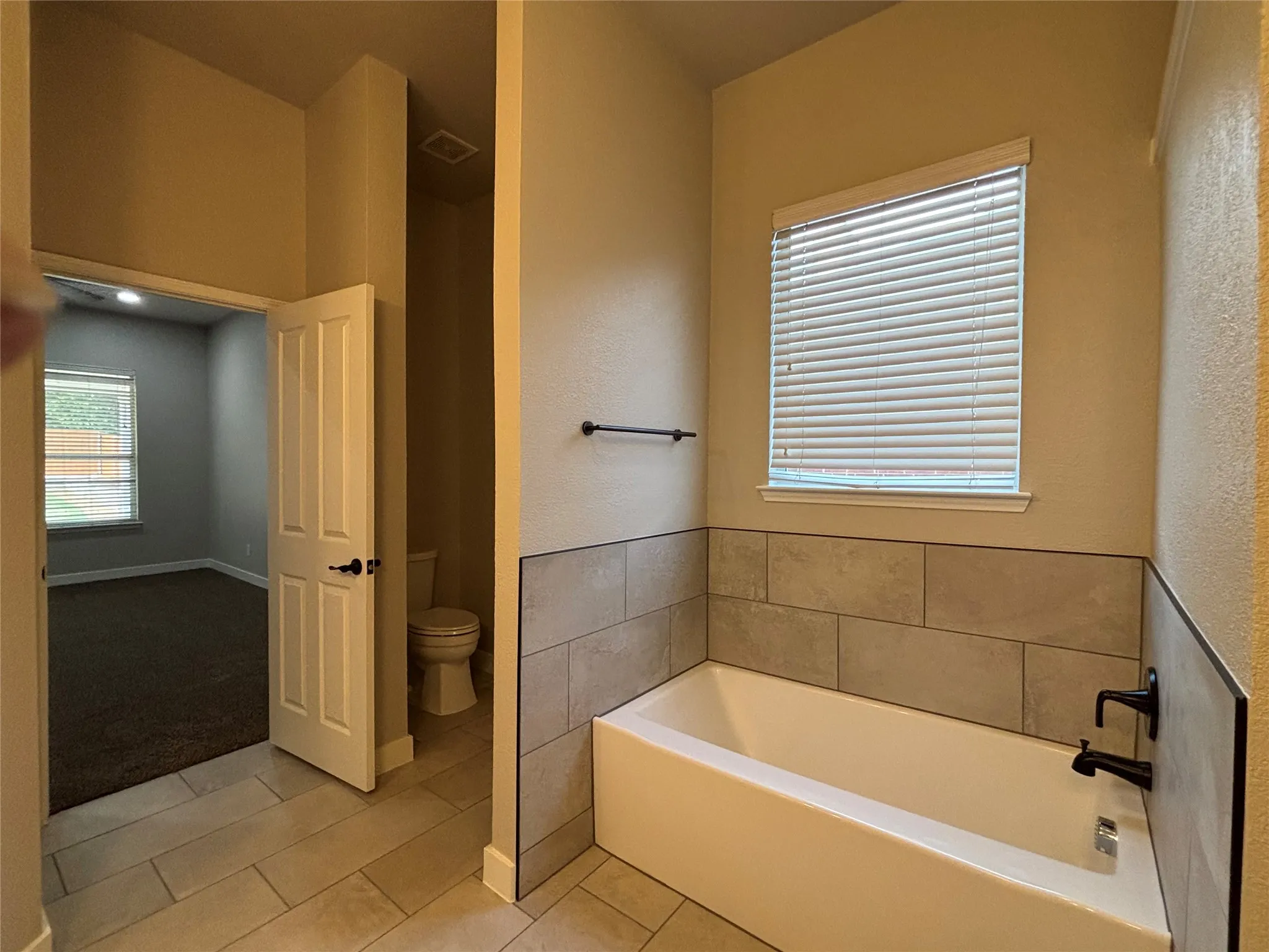 Single Family Residence For Rent in Dallas County , 812 Ridge Point Drive, Grand Prairie, Texas 75052, 3 Bedroom, 2 Bathroom, 2 Garage spaces, 2,260 Sqft, built in 2005, mls#21394673, Real Estate Agent in Grand Prairie, Homes For Rent in Dallas county, Homes For Rent in Grand Prairie, Realtor in Grand Prairie Texas, Real Estate Brokerage Independent Realty Texas, Luminita Cordes Realtor