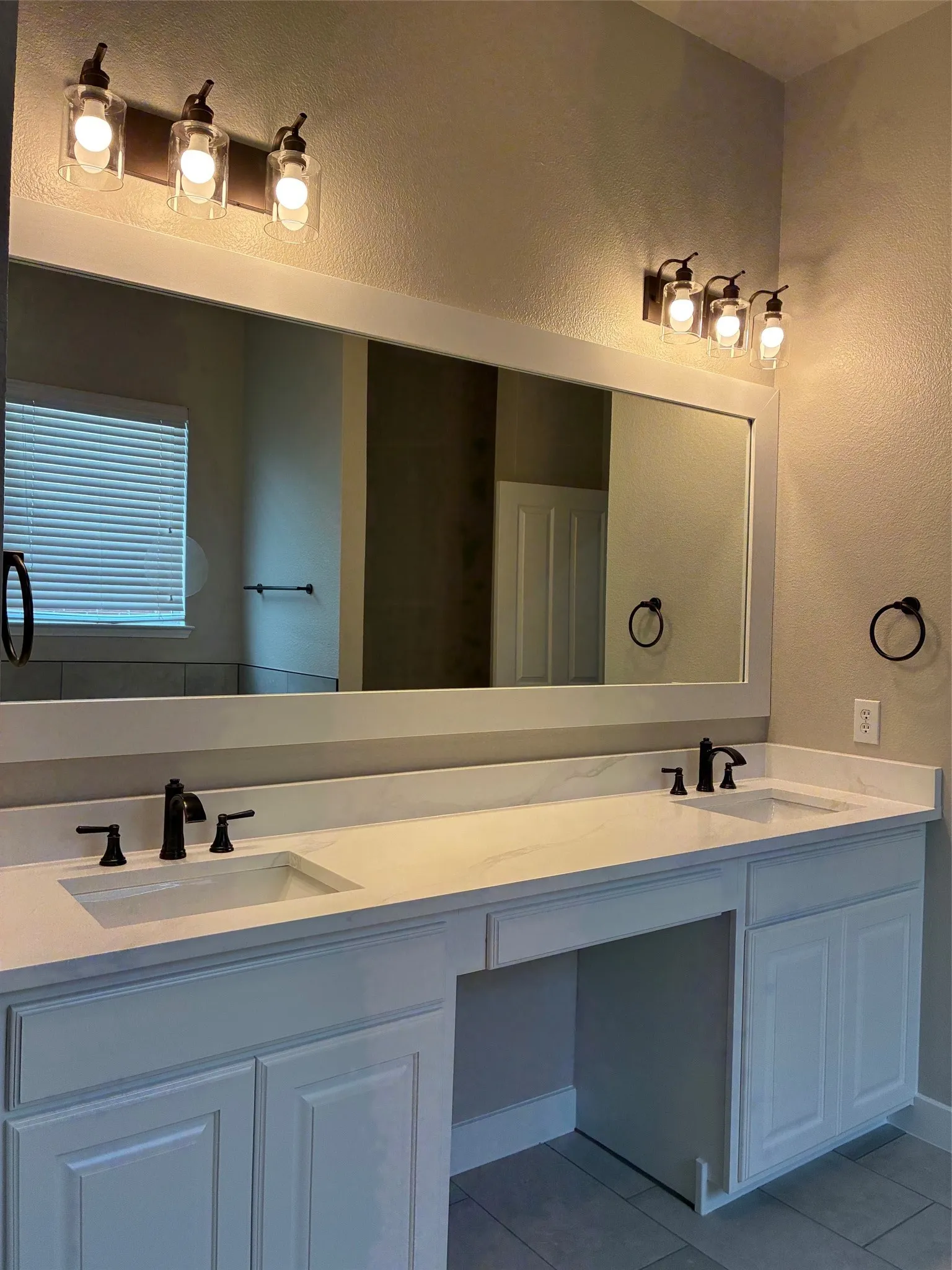 Single Family Residence For Rent in Dallas County , 812 Ridge Point Drive, Grand Prairie, Texas 75052, 3 Bedroom, 2 Bathroom, 2 Garage spaces, 2,260 Sqft, built in 2005, mls#21394673, Real Estate Agent in Grand Prairie, Homes For Rent in Dallas county, Homes For Rent in Grand Prairie, Realtor in Grand Prairie Texas, Real Estate Brokerage Independent Realty Texas, Luminita Cordes Realtor