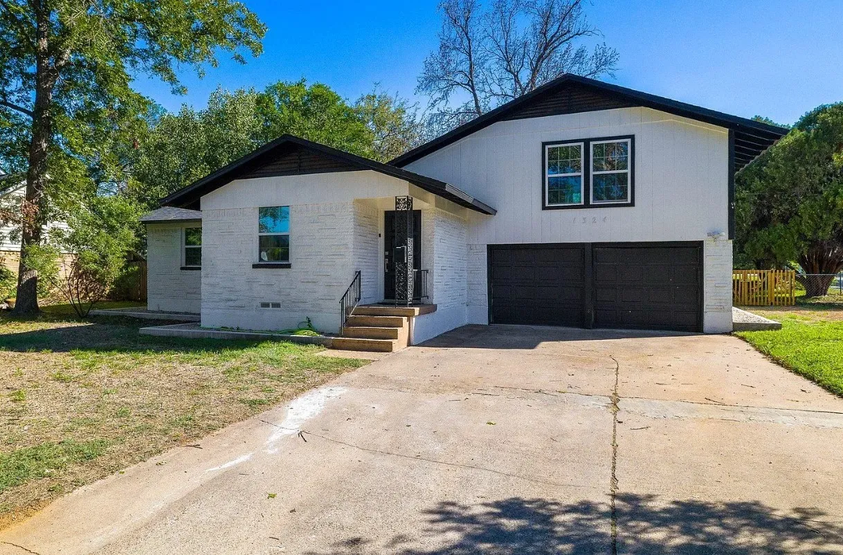 Single Family Residence For Rent in Tarrant County , 1324 Killian Drive, Arlington, Texas 76013, 3 Bedroom, 2 Bathroom, 2 Garage spaces, 1,834 Sqft, built in 1955, mls#21395713, Real Estate Agent in Arlington, Homes For Rent in Tarrant county, Homes For Rent in Arlington, Realtor in Arlington Texas, Real Estate Brokerage Independent Realty Texas, Luminita Cordes Realtor