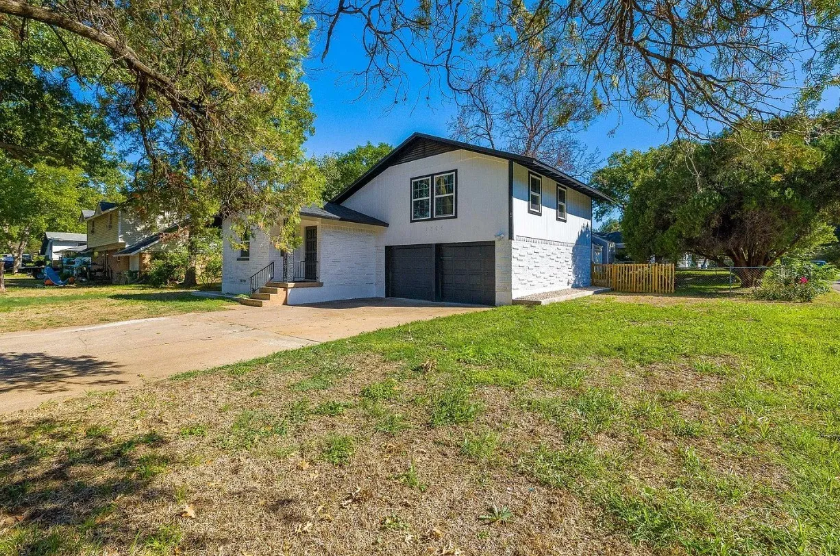 Single Family Residence For Rent in Tarrant County , 1324 Killian Drive, Arlington, Texas 76013, 3 Bedroom, 2 Bathroom, 2 Garage spaces, 1,834 Sqft, built in 1955, mls#21395713, Real Estate Agent in Arlington, Homes For Rent in Tarrant county, Homes For Rent in Arlington, Realtor in Arlington Texas, Real Estate Brokerage Independent Realty Texas, Luminita Cordes Realtor