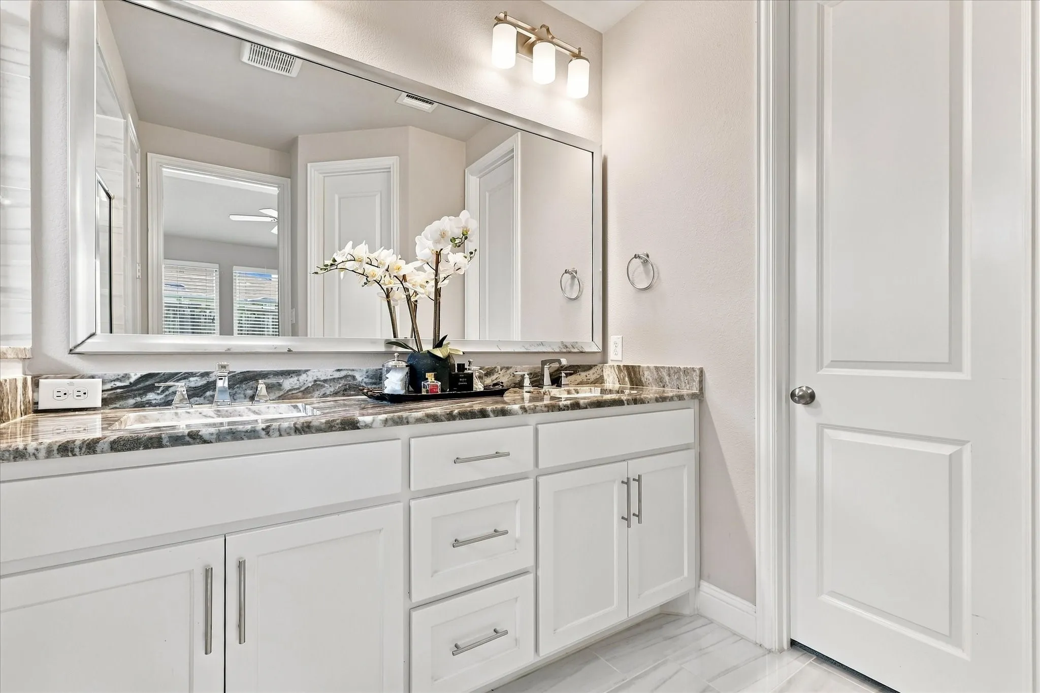 Single Family Residence For Sale in Denton County , 2913 Stonefield, The Colony, Texas 75056, 3 Bedroom, 3 Bathroom, 3 Garage spaces, 2,169 Sqft, built in 2020, mls#21395653, Real Estate Agent in The Colony, Homes For Sale in Denton county, Homes For Sale in The Colony, Realtor in The Colony Texas, Real Estate Brokerage Independent Realty Texas, Luminita Cordes Realtor