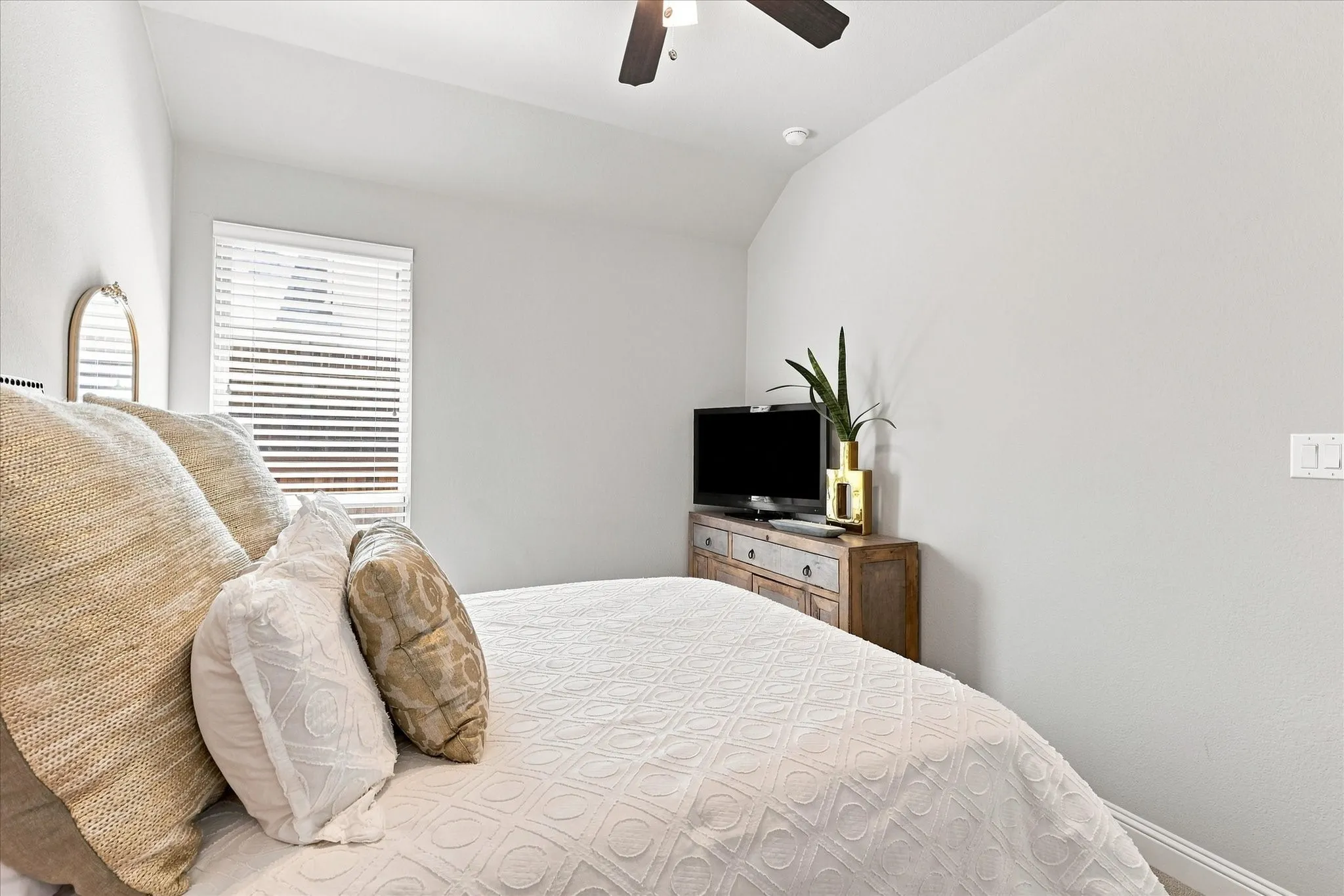 Single Family Residence For Sale in Denton County , 2913 Stonefield, The Colony, Texas 75056, 3 Bedroom, 3 Bathroom, 3 Garage spaces, 2,169 Sqft, built in 2020, mls#21395653, Real Estate Agent in The Colony, Homes For Sale in Denton county, Homes For Sale in The Colony, Realtor in The Colony Texas, Real Estate Brokerage Independent Realty Texas, Luminita Cordes Realtor
