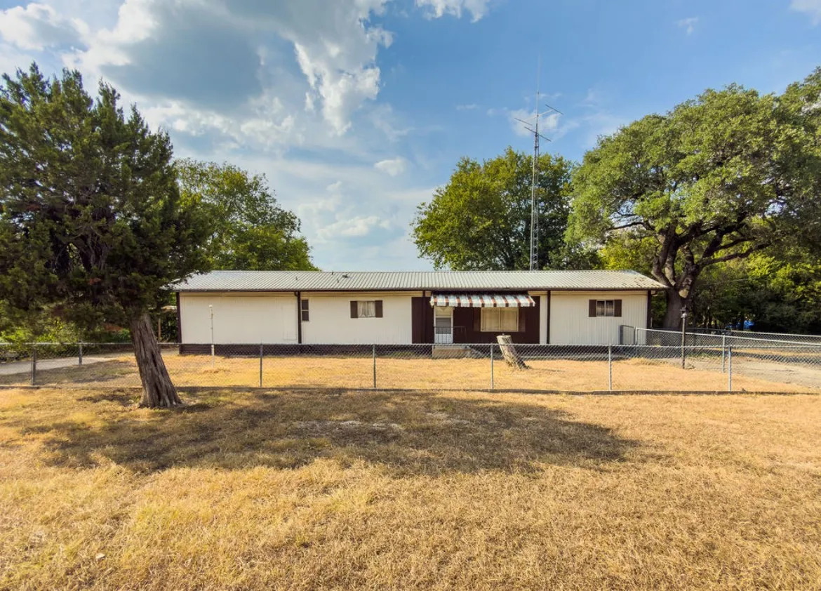Mobile Home For Sale in Hill County , 185 Deep Canyon Drive, Whitney, Texas 76692, 2 Bedroom, 2 Bathroom, Garage spaces, 1,182 Sqft, built in 1960, mls#21395719, Real Estate Agent in Whitney, Homes For Sale in Hill county, Homes For Sale in Whitney, Realtor in Whitney Texas, Real Estate Brokerage Independent Realty Texas, Luminita Cordes Realtor