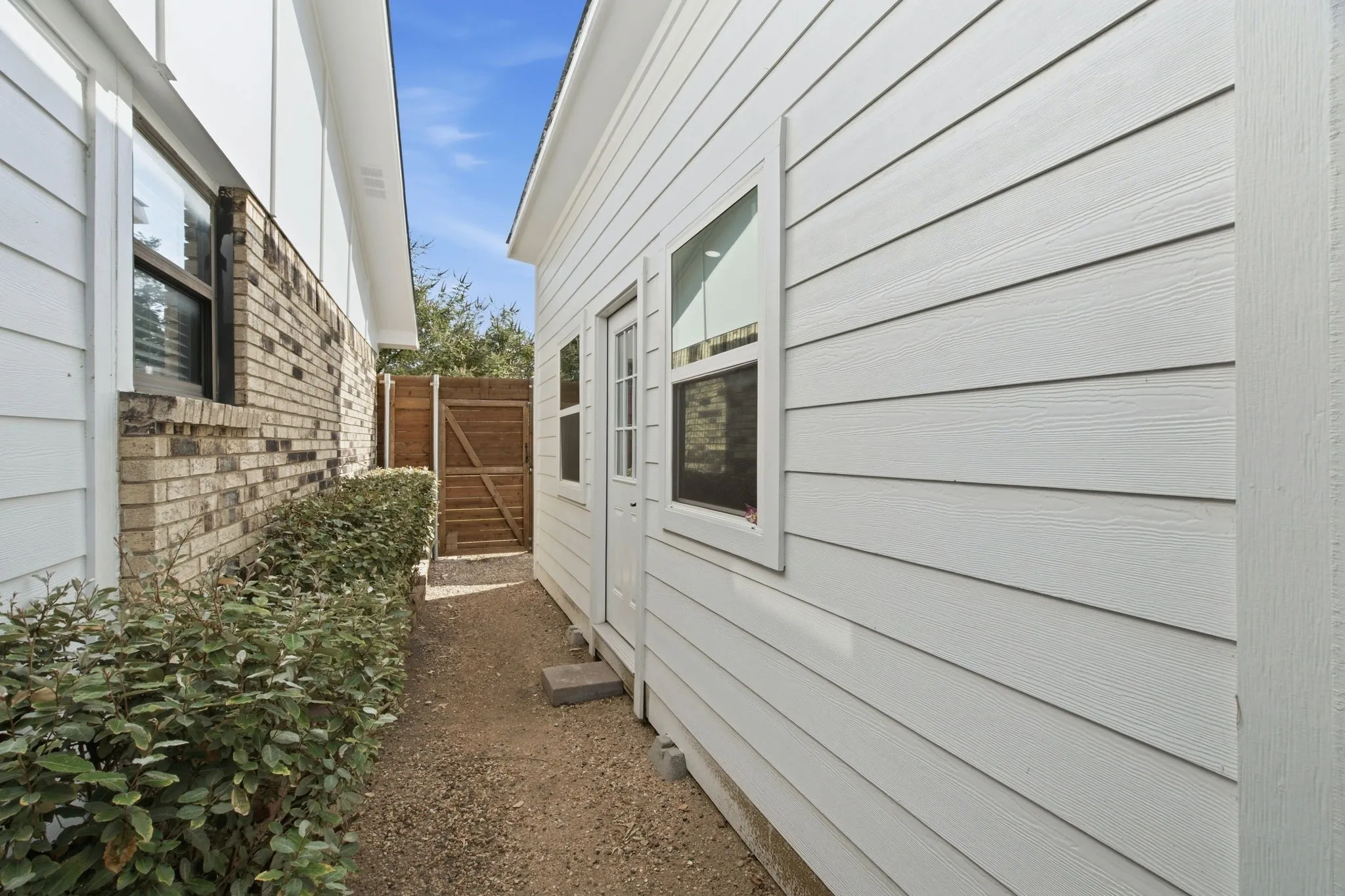 Single Family Residence For Sale in Denton County , 5037 Blue Glen Drive, The Colony, Texas 75056, 3 Bedroom, 2 Bathroom, 2 Garage spaces, 2,673 Sqft, built in 1974, mls#21395716, Real Estate Agent in The Colony, Homes For Sale in Denton county, Homes For Sale in The Colony, Realtor in The Colony Texas, Real Estate Brokerage Independent Realty Texas, Luminita Cordes Realtor