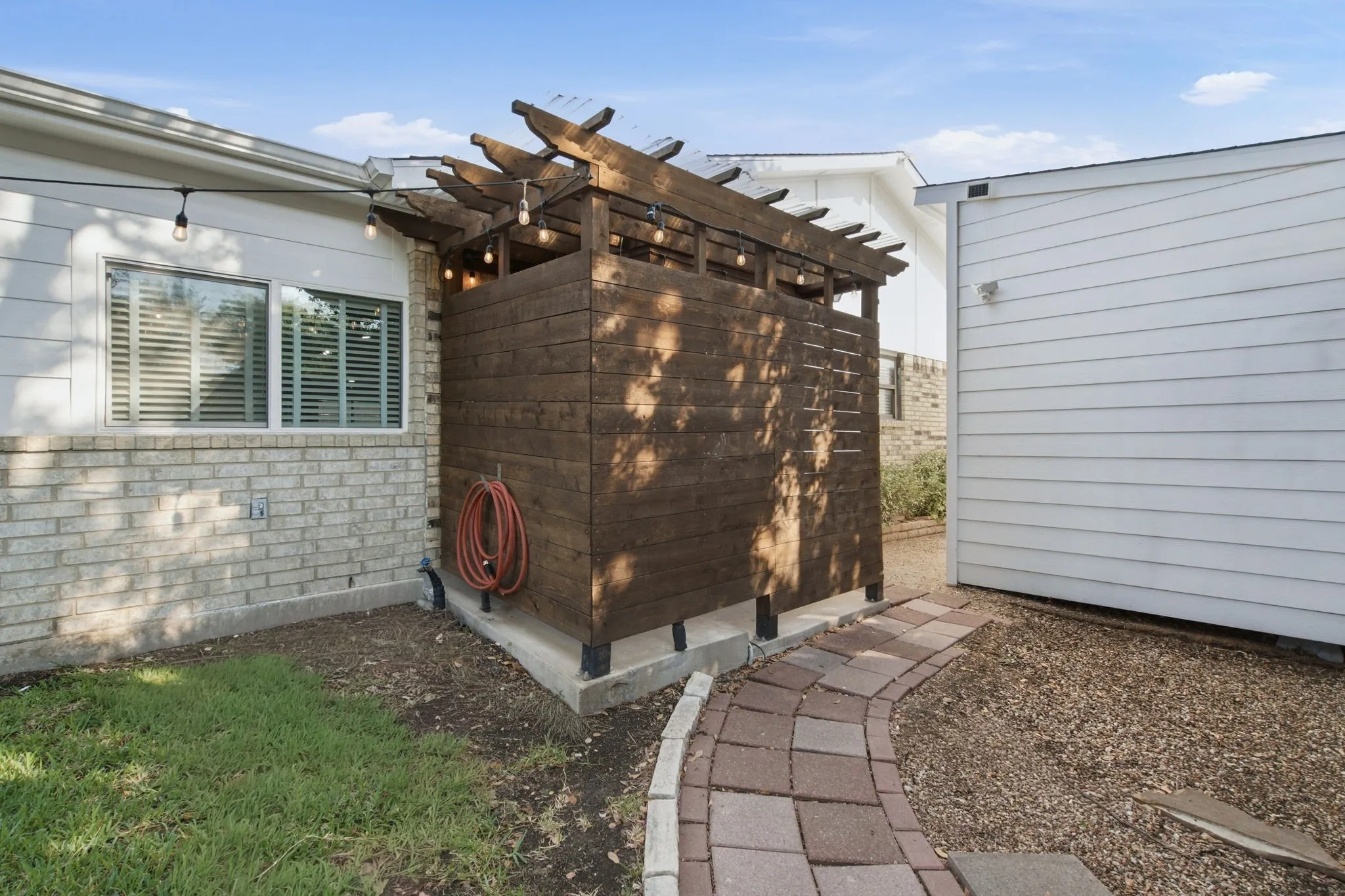 Single Family Residence For Sale in Denton County , 5037 Blue Glen Drive, The Colony, Texas 75056, 3 Bedroom, 2 Bathroom, 2 Garage spaces, 2,673 Sqft, built in 1974, mls#21395716, Real Estate Agent in The Colony, Homes For Sale in Denton county, Homes For Sale in The Colony, Realtor in The Colony Texas, Real Estate Brokerage Independent Realty Texas, Luminita Cordes Realtor