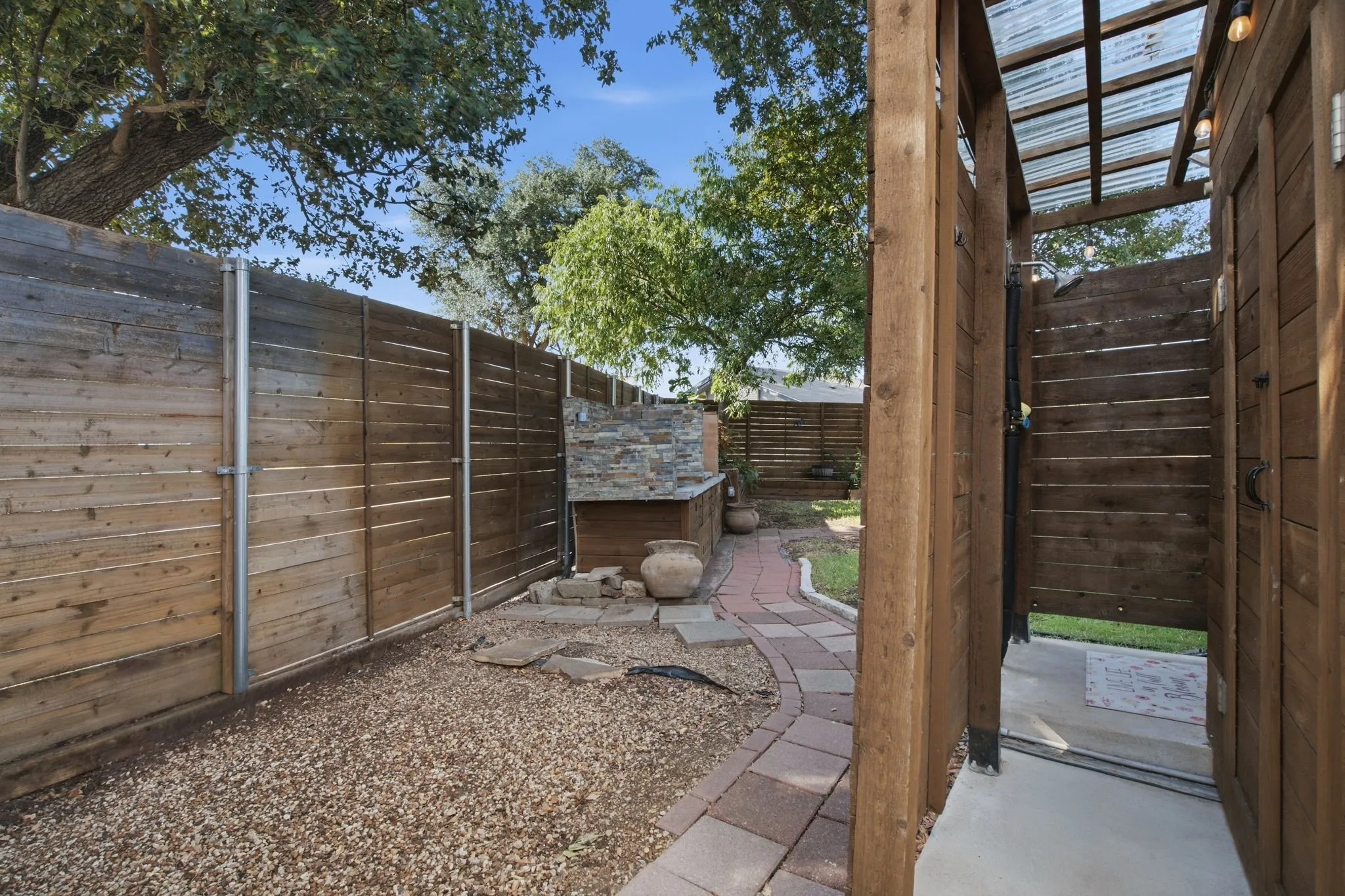 Single Family Residence For Sale in Denton County , 5037 Blue Glen Drive, The Colony, Texas 75056, 3 Bedroom, 2 Bathroom, 2 Garage spaces, 2,673 Sqft, built in 1974, mls#21395716, Real Estate Agent in The Colony, Homes For Sale in Denton county, Homes For Sale in The Colony, Realtor in The Colony Texas, Real Estate Brokerage Independent Realty Texas, Luminita Cordes Realtor