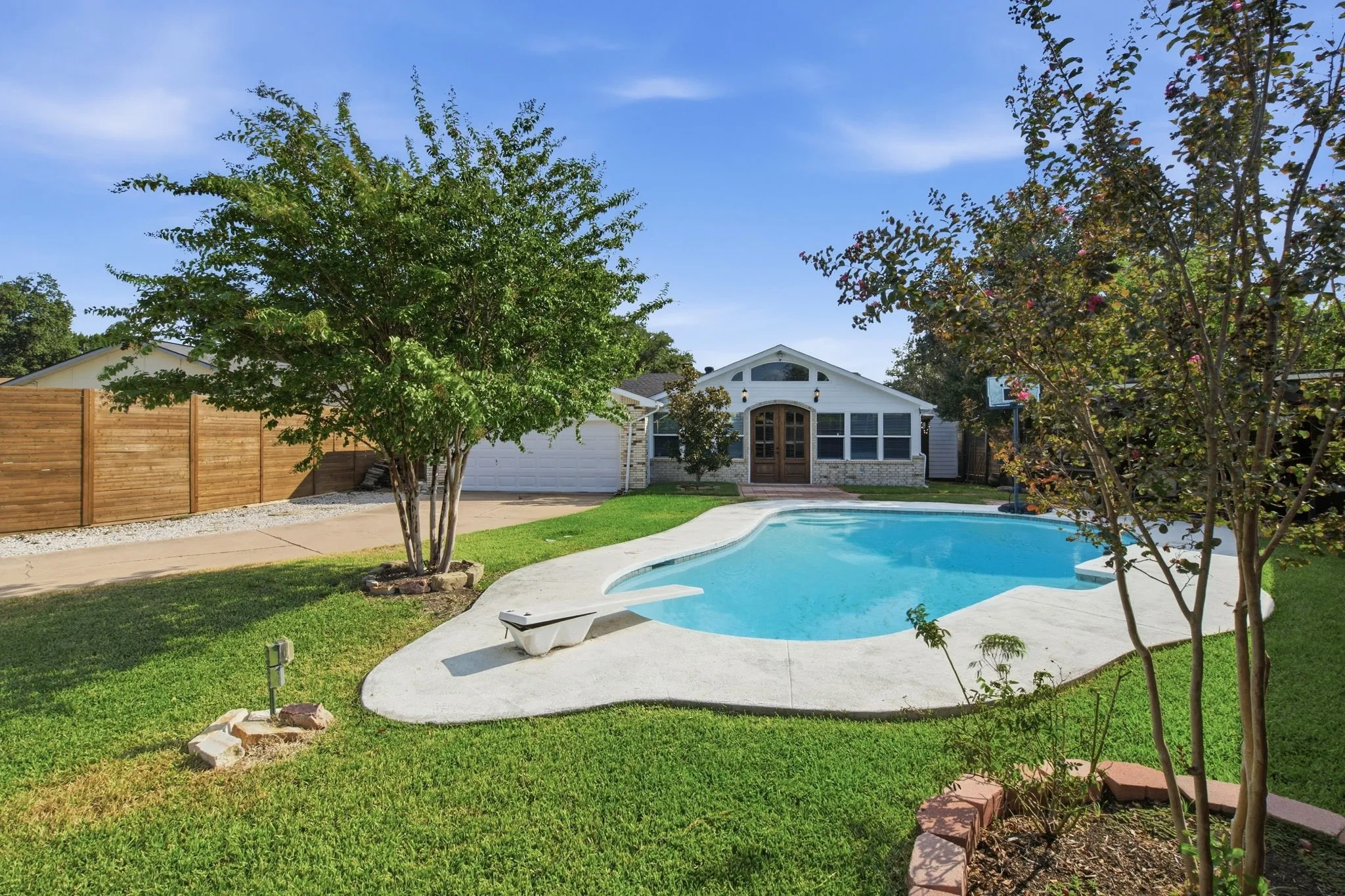 Single Family Residence For Sale in Denton County , 5037 Blue Glen Drive, The Colony, Texas 75056, 3 Bedroom, 2 Bathroom, 2 Garage spaces, 2,673 Sqft, built in 1974, mls#21395716, Real Estate Agent in The Colony, Homes For Sale in Denton county, Homes For Sale in The Colony, Realtor in The Colony Texas, Real Estate Brokerage Independent Realty Texas, Luminita Cordes Realtor