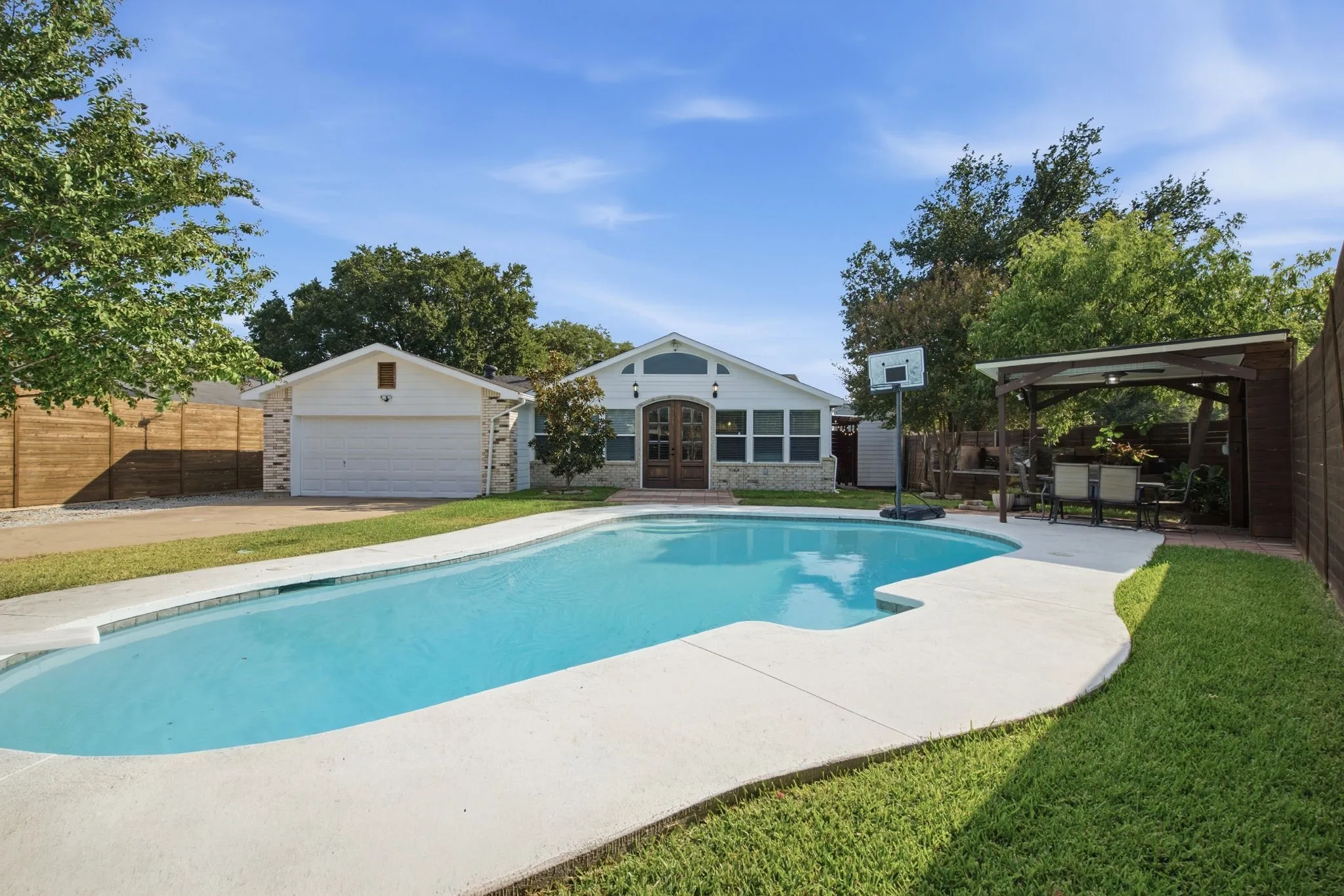 Single Family Residence For Sale in Denton County , 5037 Blue Glen Drive, The Colony, Texas 75056, 3 Bedroom, 2 Bathroom, 2 Garage spaces, 2,673 Sqft, built in 1974, mls#21395716, Real Estate Agent in The Colony, Homes For Sale in Denton county, Homes For Sale in The Colony, Realtor in The Colony Texas, Real Estate Brokerage Independent Realty Texas, Luminita Cordes Realtor