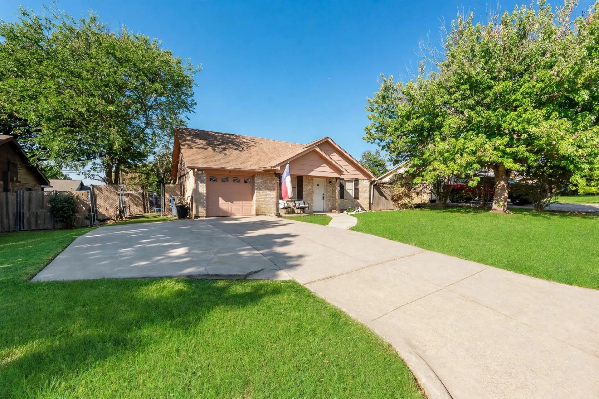 Single Family Residence For Sale in Johnson County , 837 Blue Ridge Drive, Burleson, Texas 76028, 3 Bedroom, 2 Bathroom, 1 Garage spaces, 1,080 Sqft, built in 1983, mls#21392706, Real Estate Agent in Burleson, Homes For Sale in Johnson county, Homes For Sale in Burleson, Realtor in Burleson Texas, Real Estate Brokerage Independent Realty Texas, Luminita Cordes Realtor