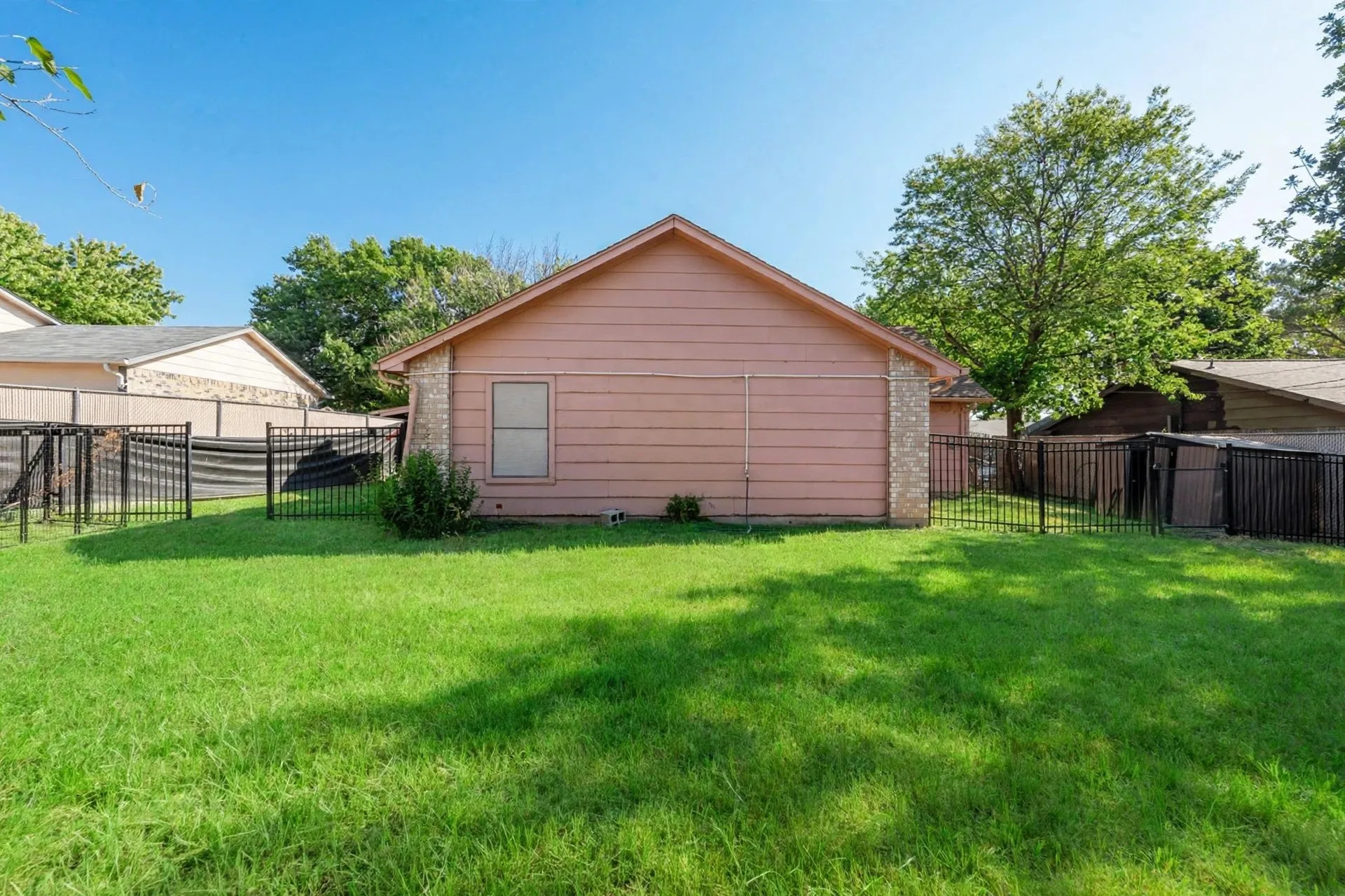 Single Family Residence For Sale in Johnson County , 837 Blue Ridge Drive, Burleson, Texas 76028, 3 Bedroom, 2 Bathroom, 1 Garage spaces, 1,080 Sqft, built in 1983, mls#21392706, Real Estate Agent in Burleson, Homes For Sale in Johnson county, Homes For Sale in Burleson, Realtor in Burleson Texas, Real Estate Brokerage Independent Realty Texas, Luminita Cordes Realtor