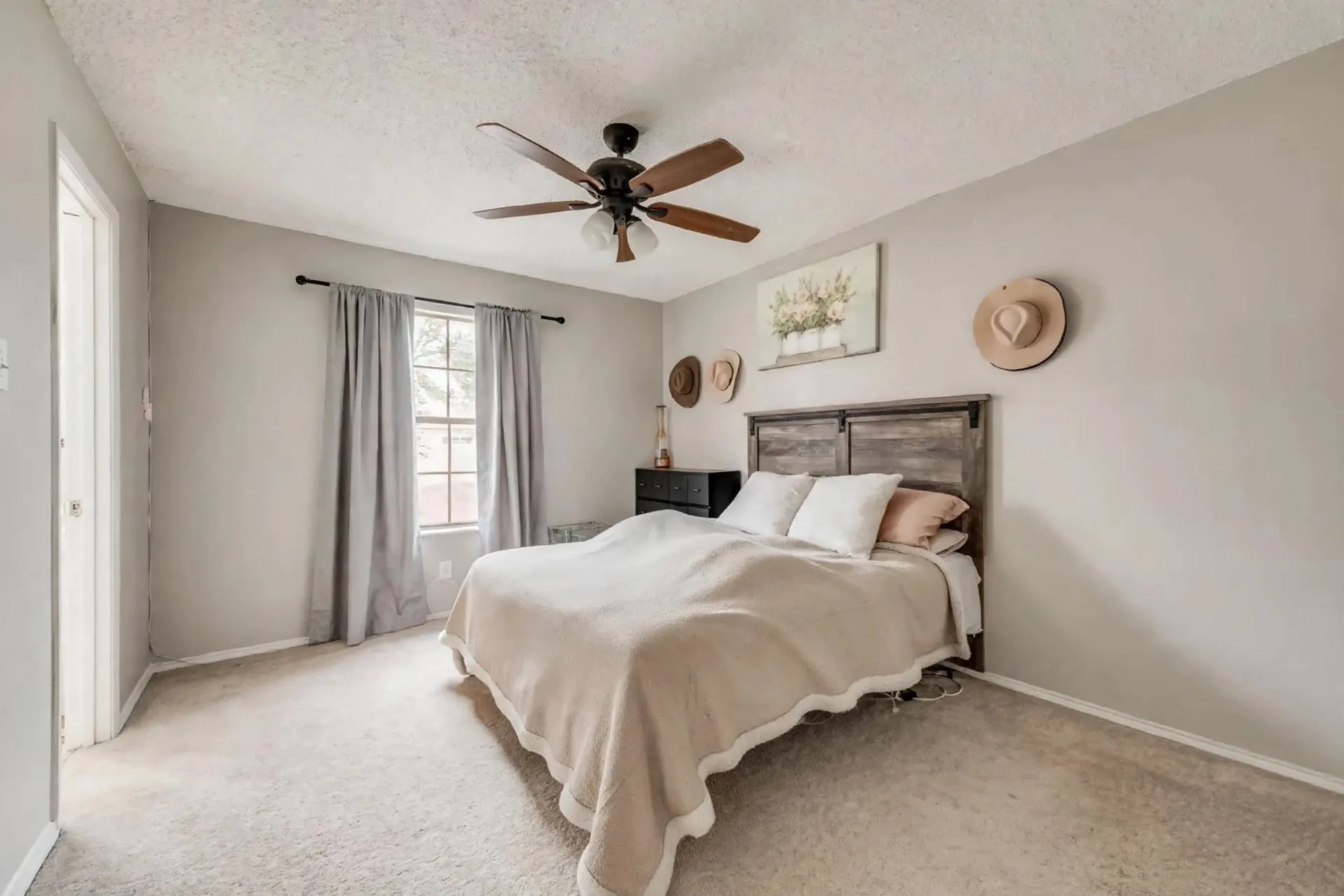 Single Family Residence For Sale in Johnson County , 837 Blue Ridge Drive, Burleson, Texas 76028, 3 Bedroom, 2 Bathroom, 1 Garage spaces, 1,080 Sqft, built in 1983, mls#21392706, Real Estate Agent in Burleson, Homes For Sale in Johnson county, Homes For Sale in Burleson, Realtor in Burleson Texas, Real Estate Brokerage Independent Realty Texas, Luminita Cordes Realtor