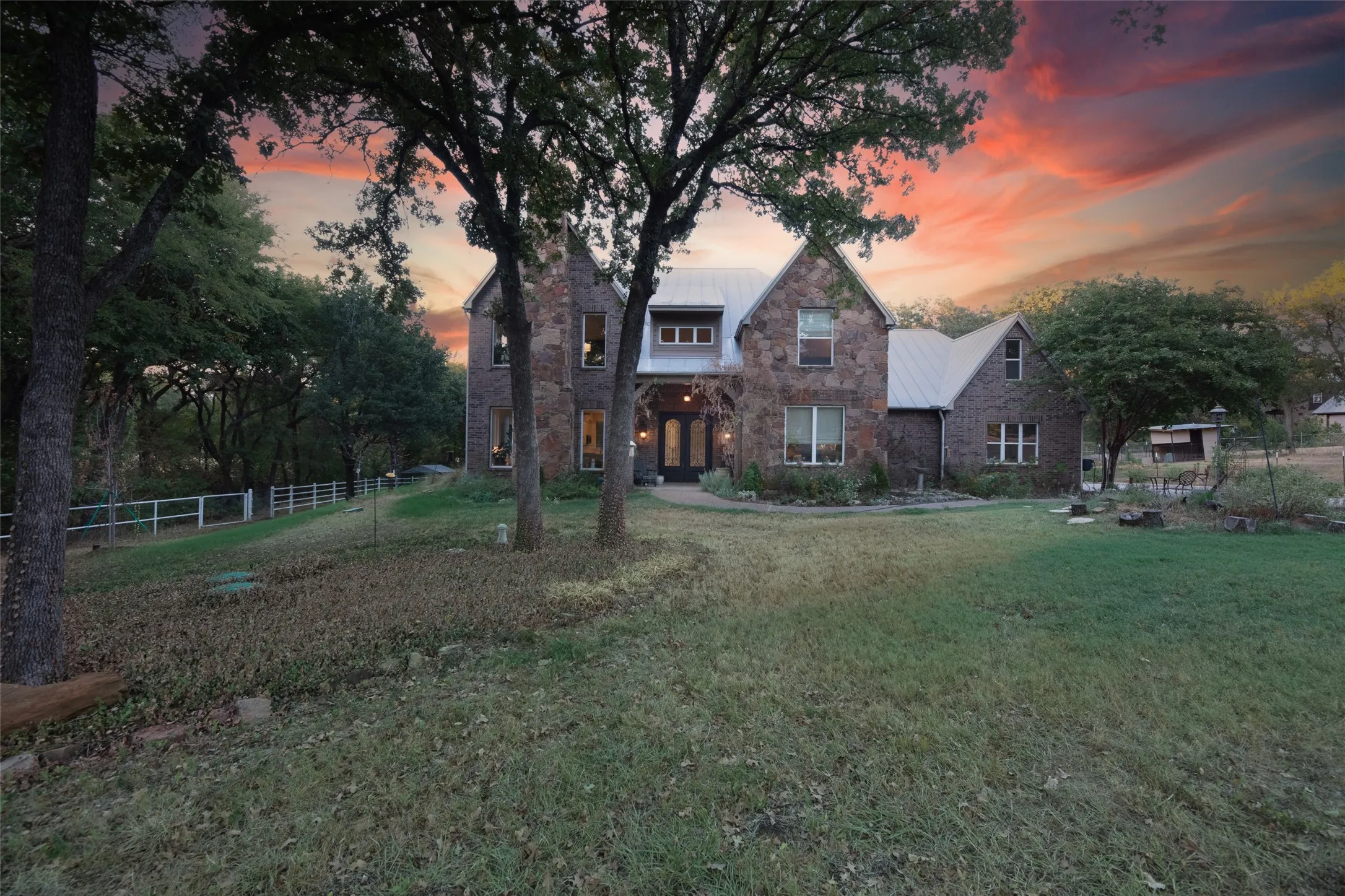 Single Family Residence For Sale in Denton County , 760 Amber Lane, Little Elm, Texas 75068, 4 Bedroom, 3 Bathroom, 3 Garage spaces, 3,383 Sqft, built in 1999, mls#21395625, Real Estate Agent in Little Elm, Homes For Sale in Denton county, Homes For Sale in Little Elm, Realtor in Little Elm Texas, Real Estate Brokerage Independent Realty Texas, Luminita Cordes Realtor
