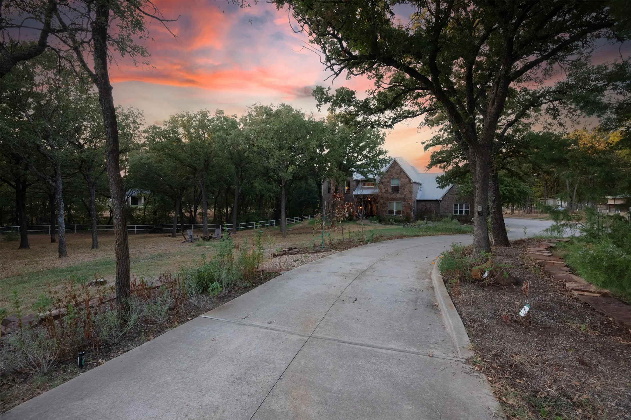 Single Family Residence For Sale in Denton County , 760 Amber Lane, Little Elm, Texas 75068, 4 Bedroom, 3 Bathroom, 3 Garage spaces, 3,383 Sqft, built in 1999, mls#21395625, Real Estate Agent in Little Elm, Homes For Sale in Denton county, Homes For Sale in Little Elm, Realtor in Little Elm Texas, Real Estate Brokerage Independent Realty Texas, Luminita Cordes Realtor