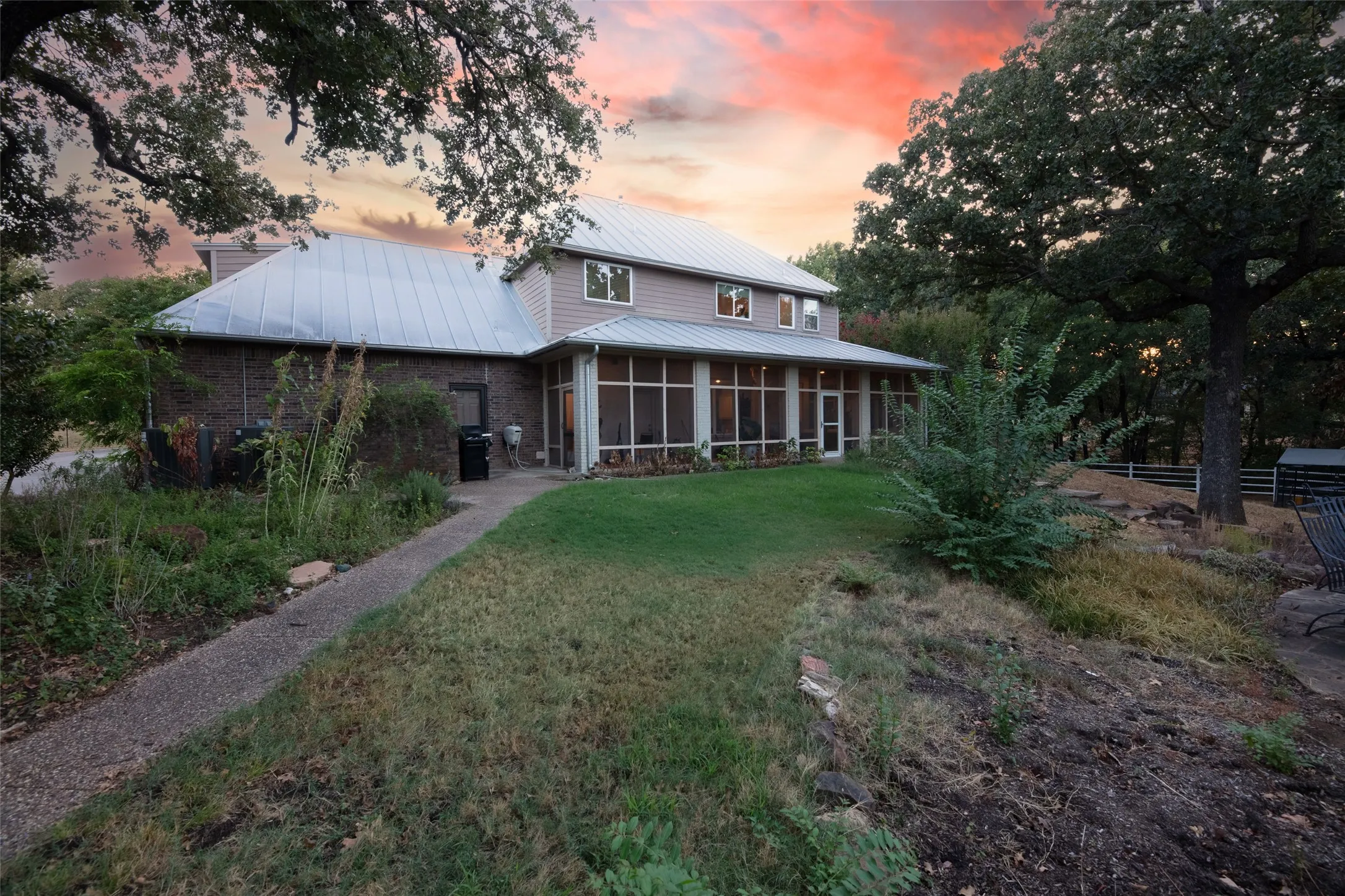Single Family Residence For Sale in Denton County , 760 Amber Lane, Little Elm, Texas 75068, 4 Bedroom, 3 Bathroom, 3 Garage spaces, 3,383 Sqft, built in 1999, mls#21395625, Real Estate Agent in Little Elm, Homes For Sale in Denton county, Homes For Sale in Little Elm, Realtor in Little Elm Texas, Real Estate Brokerage Independent Realty Texas, Luminita Cordes Realtor