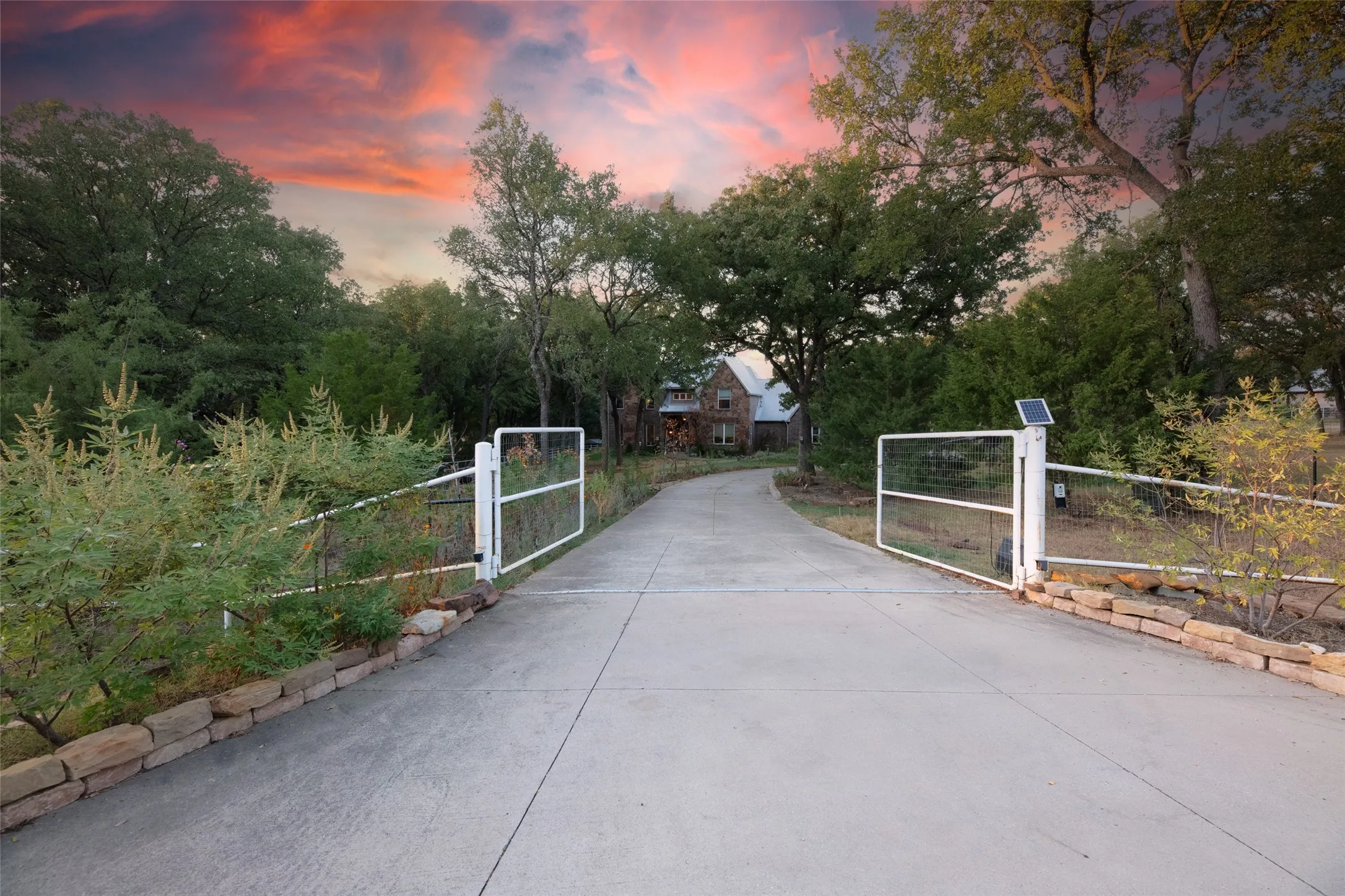 Single Family Residence For Sale in Denton County , 760 Amber Lane, Little Elm, Texas 75068, 4 Bedroom, 3 Bathroom, 3 Garage spaces, 3,383 Sqft, built in 1999, mls#21395625, Real Estate Agent in Little Elm, Homes For Sale in Denton county, Homes For Sale in Little Elm, Realtor in Little Elm Texas, Real Estate Brokerage Independent Realty Texas, Luminita Cordes Realtor