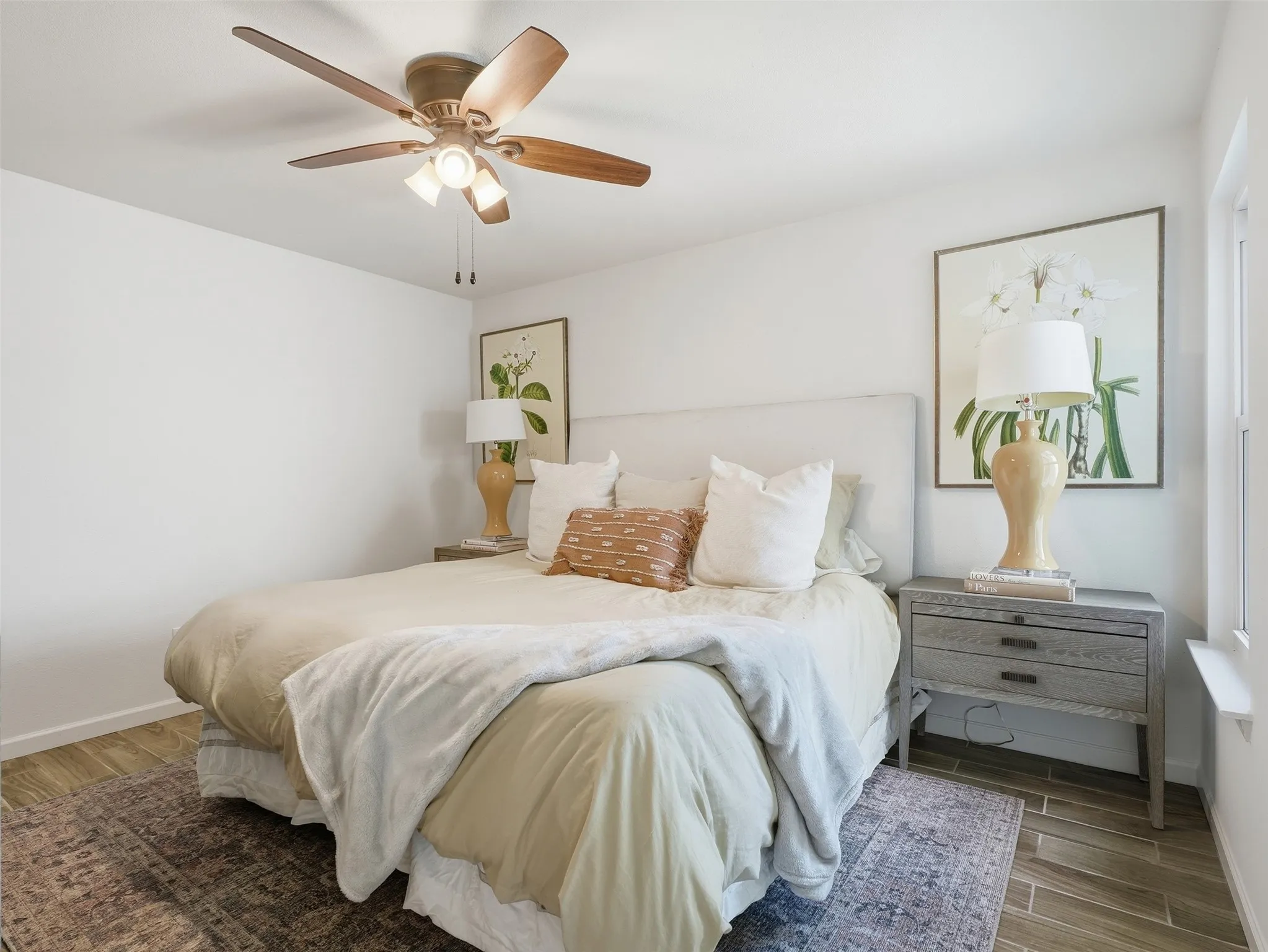 Ceiling fan with integrated lighting