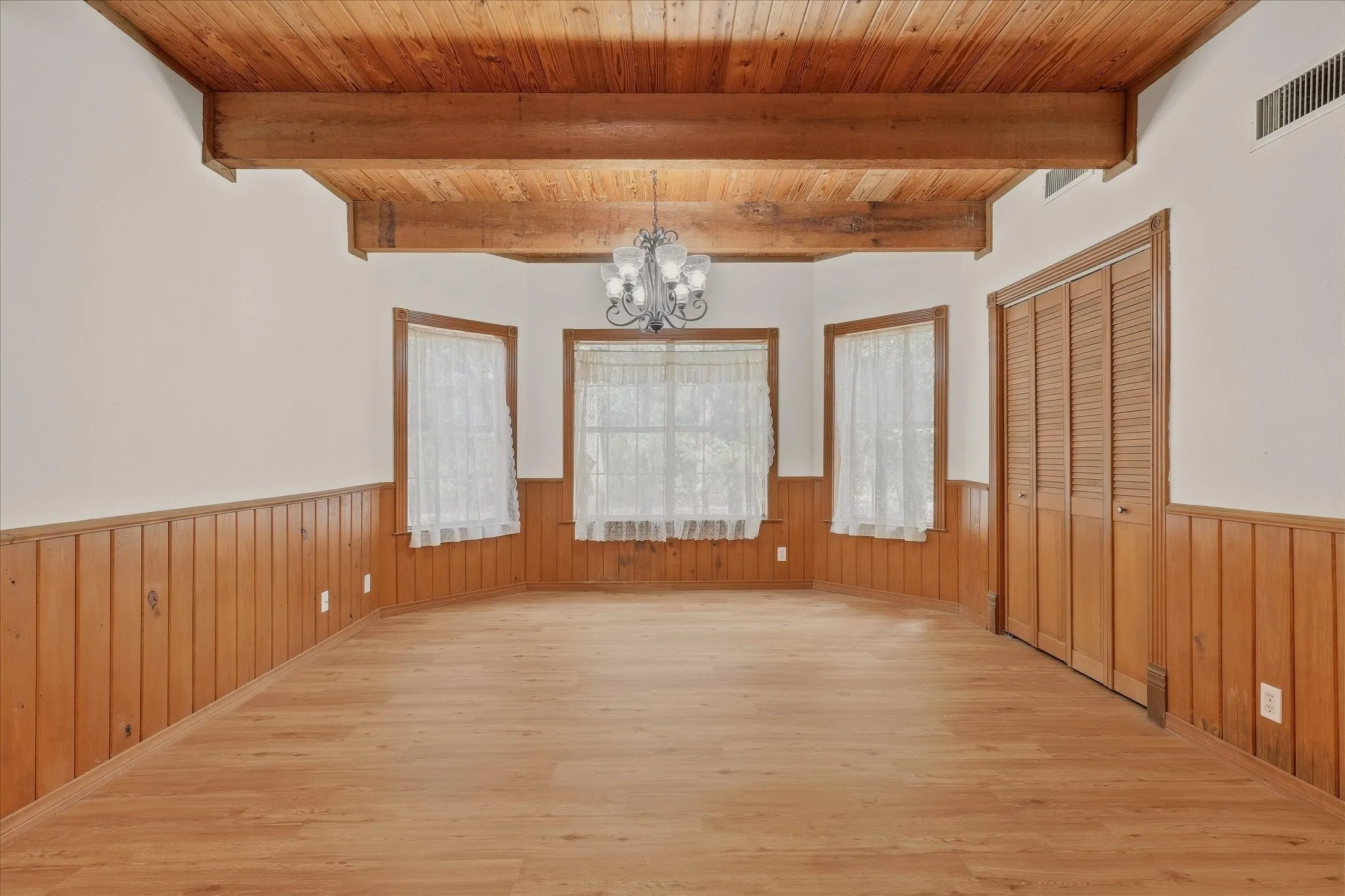 Single Family Residence For Sale in Hunt County , 2096 Private Road 3340, Greenville, Texas 75402, 3 Bedroom, 3 Bathroom, 2 Garage spaces, 1,700 Sqft, built in 1987, mls#21394525, Real Estate Agent in Greenville, Homes For Sale in Hunt county, Homes For Sale in Greenville, Realtor in Greenville Texas, Real Estate Brokerage Independent Realty Texas, Luminita Cordes Realtor