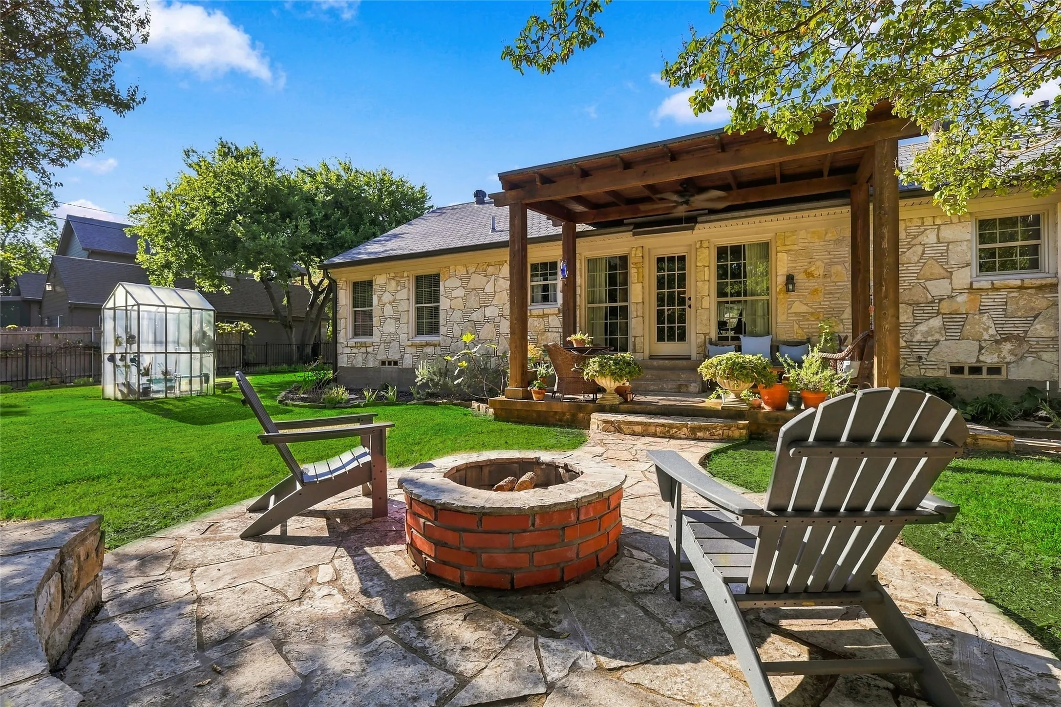 Single Family Residence For Sale in Dallas County , 9807 Redondo Drive, Dallas, Texas 75218, 2 Bedroom, 2 Bathroom, 2 Garage spaces, 1,321 Sqft, built in 1940, mls#21395731, Real Estate Agent in Dallas, Homes For Sale in Dallas county, Homes For Sale in Dallas, Realtor in Dallas Texas, Real Estate Brokerage Independent Realty Texas, Luminita Cordes Realtor