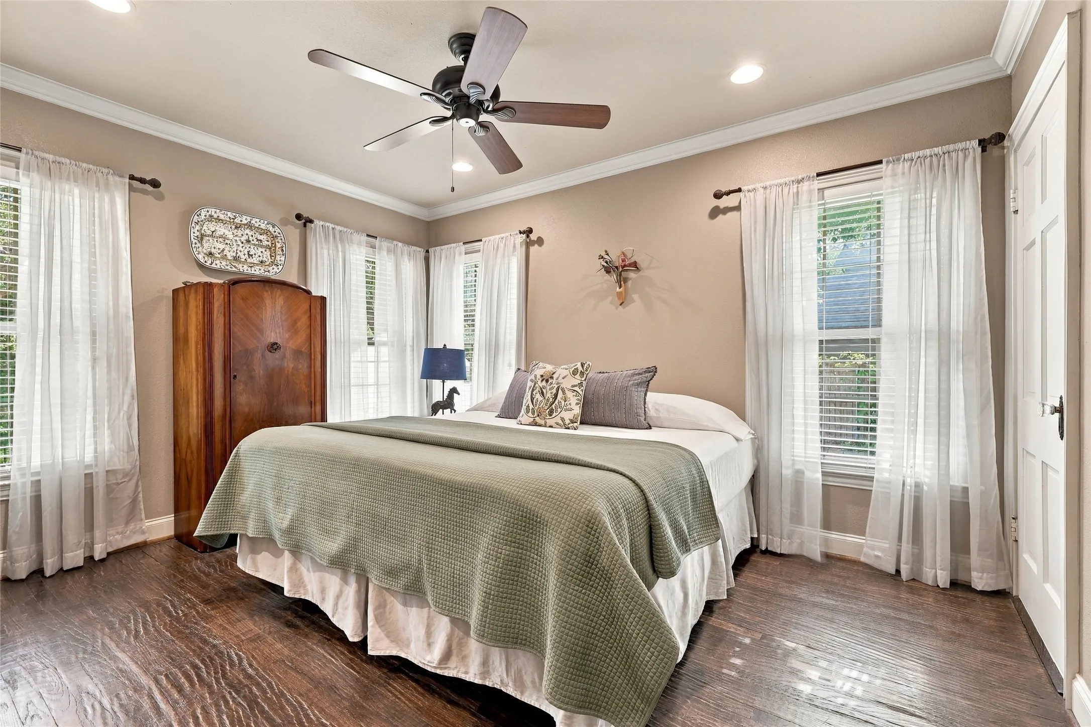 Single Family Residence For Sale in Dallas County , 9807 Redondo Drive, Dallas, Texas 75218, 2 Bedroom, 2 Bathroom, 2 Garage spaces, 1,321 Sqft, built in 1940, mls#21395731, Real Estate Agent in Dallas, Homes For Sale in Dallas county, Homes For Sale in Dallas, Realtor in Dallas Texas, Real Estate Brokerage Independent Realty Texas, Luminita Cordes Realtor