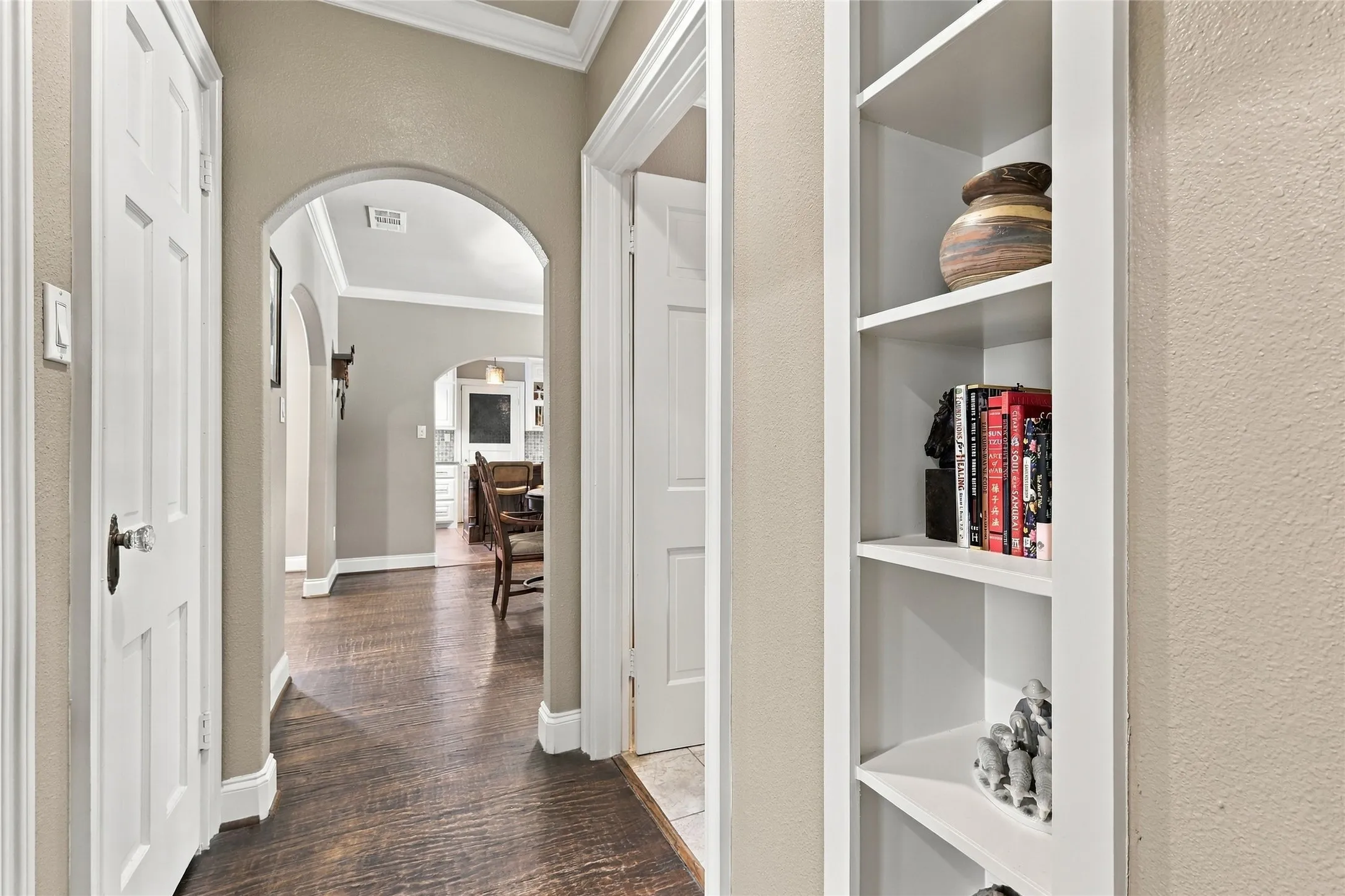 Single Family Residence For Sale in Dallas County , 9807 Redondo Drive, Dallas, Texas 75218, 2 Bedroom, 2 Bathroom, 2 Garage spaces, 1,321 Sqft, built in 1940, mls#21395731, Real Estate Agent in Dallas, Homes For Sale in Dallas county, Homes For Sale in Dallas, Realtor in Dallas Texas, Real Estate Brokerage Independent Realty Texas, Luminita Cordes Realtor