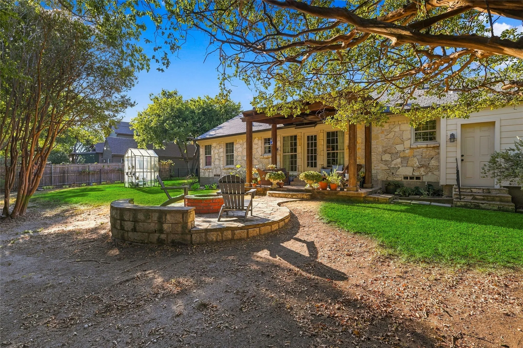Single Family Residence For Sale in Dallas County , 9807 Redondo Drive, Dallas, Texas 75218, 2 Bedroom, 2 Bathroom, 2 Garage spaces, 1,321 Sqft, built in 1940, mls#21395731, Real Estate Agent in Dallas, Homes For Sale in Dallas county, Homes For Sale in Dallas, Realtor in Dallas Texas, Real Estate Brokerage Independent Realty Texas, Luminita Cordes Realtor