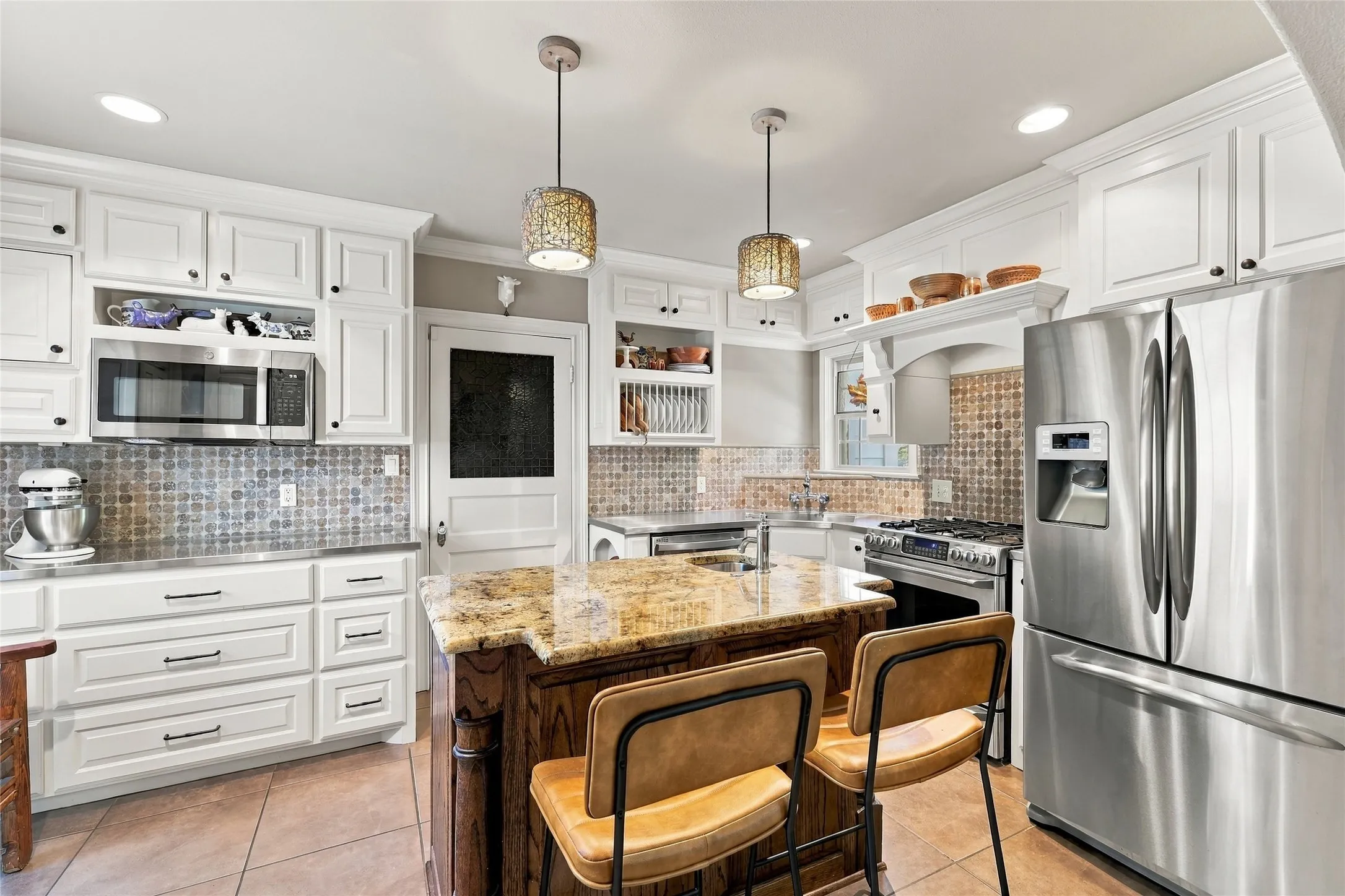 Single Family Residence For Sale in Dallas County , 9807 Redondo Drive, Dallas, Texas 75218, 2 Bedroom, 2 Bathroom, 2 Garage spaces, 1,321 Sqft, built in 1940, mls#21395731, Real Estate Agent in Dallas, Homes For Sale in Dallas county, Homes For Sale in Dallas, Realtor in Dallas Texas, Real Estate Brokerage Independent Realty Texas, Luminita Cordes Realtor