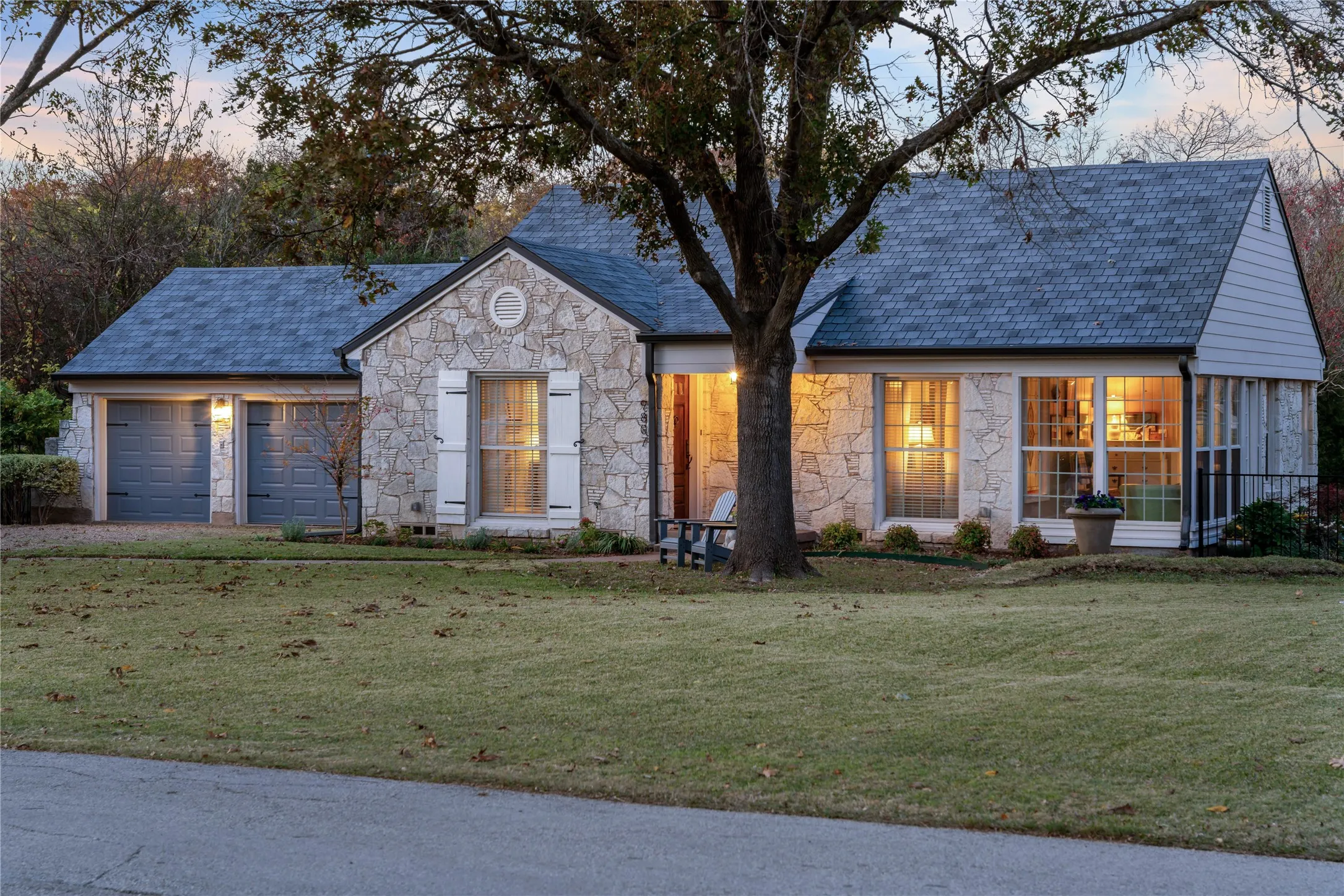 Single Family Residence For Sale in Dallas County , 9807 Redondo Drive, Dallas, Texas 75218, 2 Bedroom, 2 Bathroom, 2 Garage spaces, 1,321 Sqft, built in 1940, mls#21395731, Real Estate Agent in Dallas, Homes For Sale in Dallas county, Homes For Sale in Dallas, Realtor in Dallas Texas, Real Estate Brokerage Independent Realty Texas, Luminita Cordes Realtor
