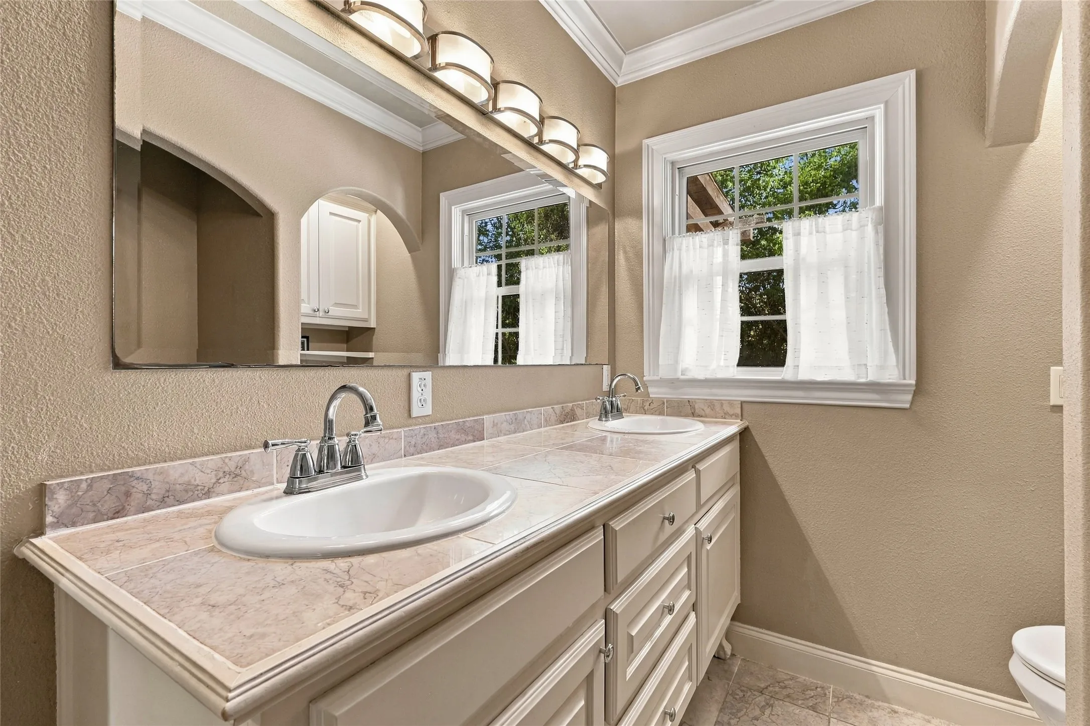 Single Family Residence For Sale in Dallas County , 9807 Redondo Drive, Dallas, Texas 75218, 2 Bedroom, 2 Bathroom, 2 Garage spaces, 1,321 Sqft, built in 1940, mls#21395731, Real Estate Agent in Dallas, Homes For Sale in Dallas county, Homes For Sale in Dallas, Realtor in Dallas Texas, Real Estate Brokerage Independent Realty Texas, Luminita Cordes Realtor
