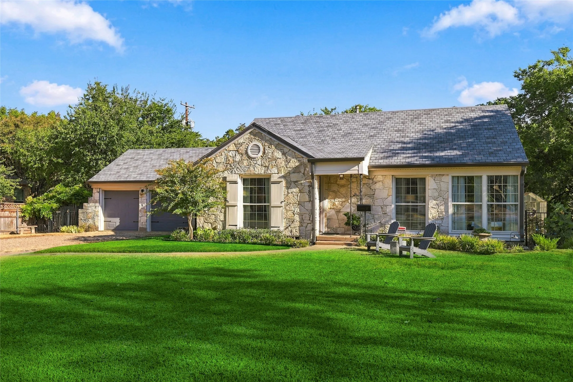 Single Family Residence For Sale in Dallas County , 9807 Redondo Drive, Dallas, Texas 75218, 2 Bedroom, 2 Bathroom, 2 Garage spaces, 1,321 Sqft, built in 1940, mls#21395731, Real Estate Agent in Dallas, Homes For Sale in Dallas county, Homes For Sale in Dallas, Realtor in Dallas Texas, Real Estate Brokerage Independent Realty Texas, Luminita Cordes Realtor