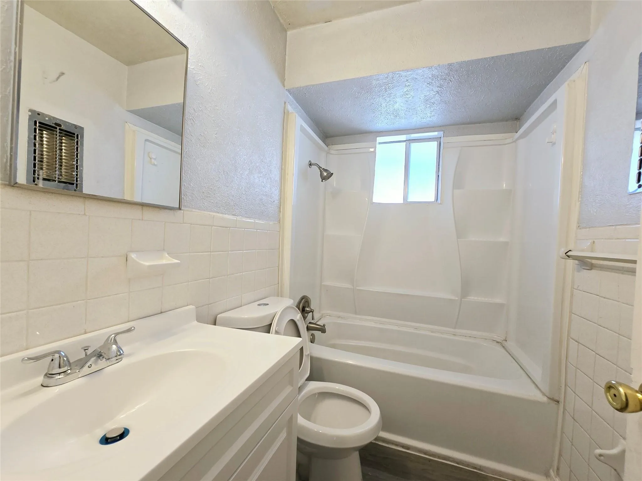 Single Family Residence For Rent in Dallas County , 902 Spring Valley #A Plaza, Richardson, Texas 75080, 2 Bedroom, 1 Bathroom, 2 Garage spaces, 1,214 Sqft, built in 1963, mls#21395737, Real Estate Agent in Richardson, Homes For Rent in Dallas county, Homes For Rent in Richardson, Realtor in Richardson Texas, Real Estate Brokerage Independent Realty Texas, Luminita Cordes Realtor