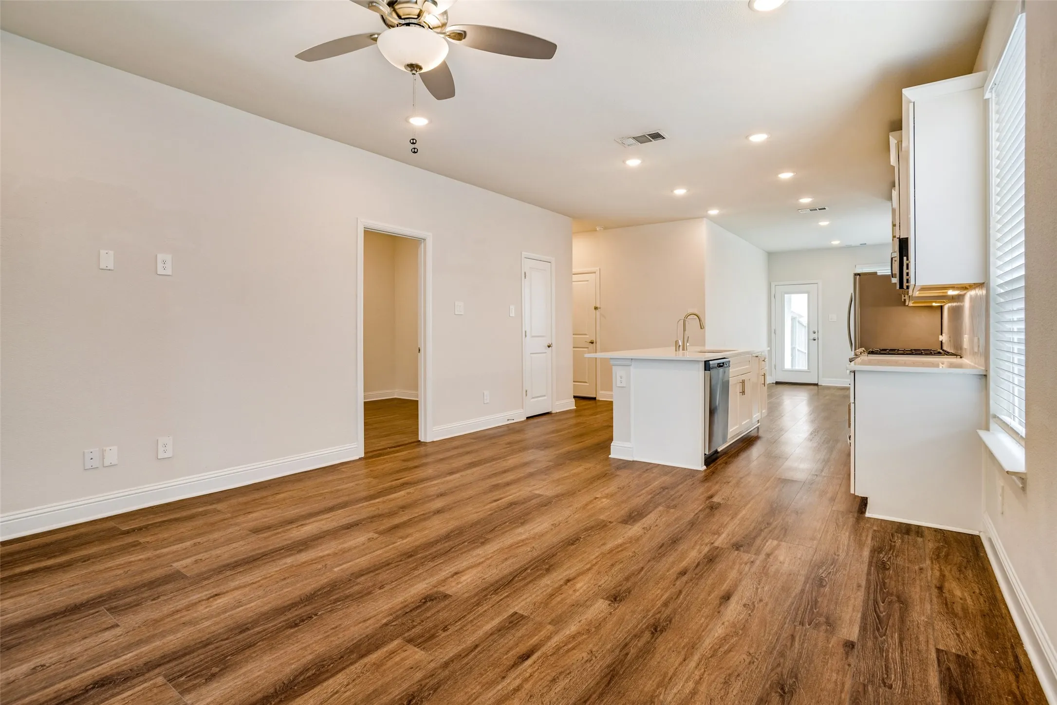 Single Family Residence For Rent in Collin County , 10950 Downy Cup Drive, Frisco, Texas 75035, 4 Bedroom, 3 Bathroom, 2 Garage spaces, 2,172 Sqft, built in 2022, mls#21395738, Real Estate Agent in Frisco, Homes For Rent in Collin county, Homes For Rent in Frisco, Realtor in Frisco Texas, Real Estate Brokerage Independent Realty Texas, Luminita Cordes Realtor